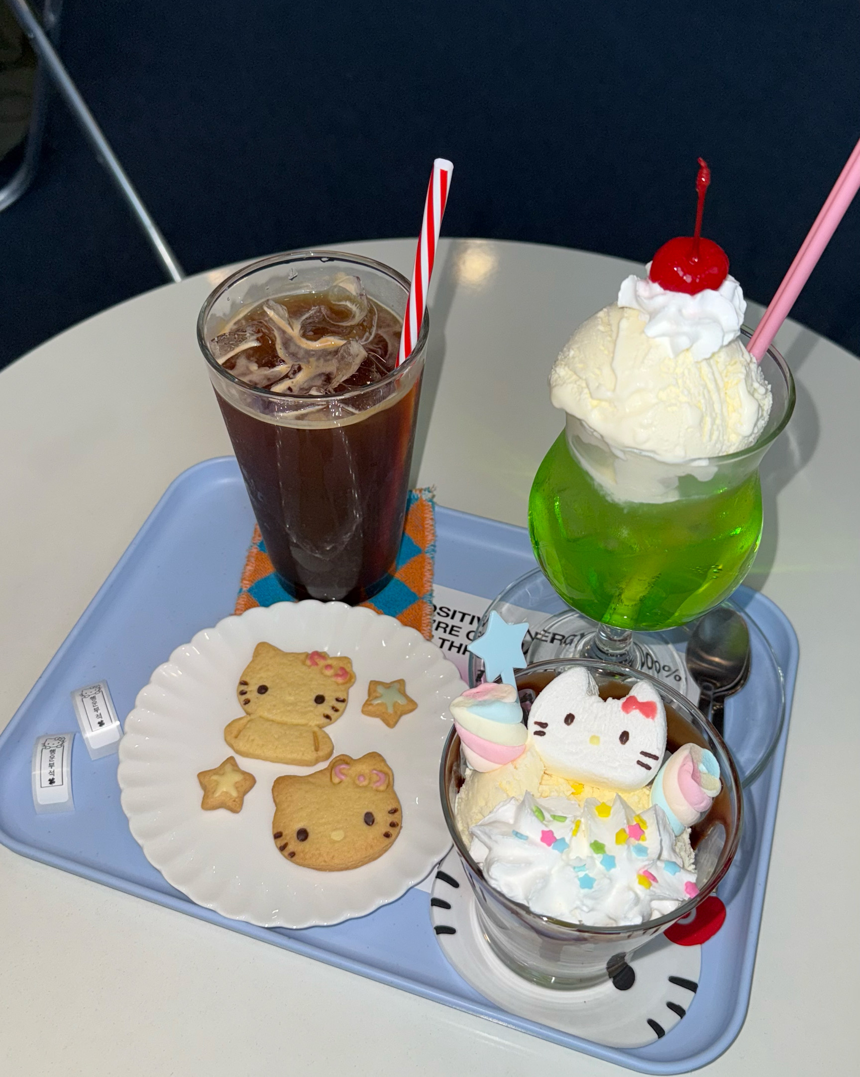 키티좋아해서 찾아서 왔는데 인테리어도 너무예쁘고 디저트랑 음료도 너무 맛있어요!! 키티좋아