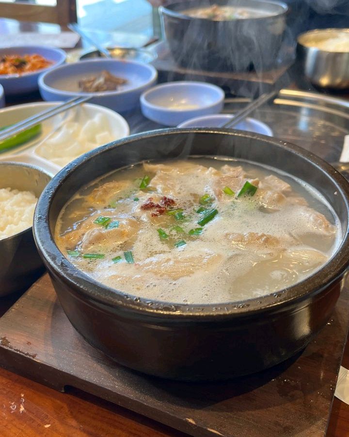 산더미 미성 돼지국밥에서 든든한 한끼 먹고 갑니다. 맛도 있고 딱 좋네요^^ - 대구 맛집 산더미 미성돼지국밥