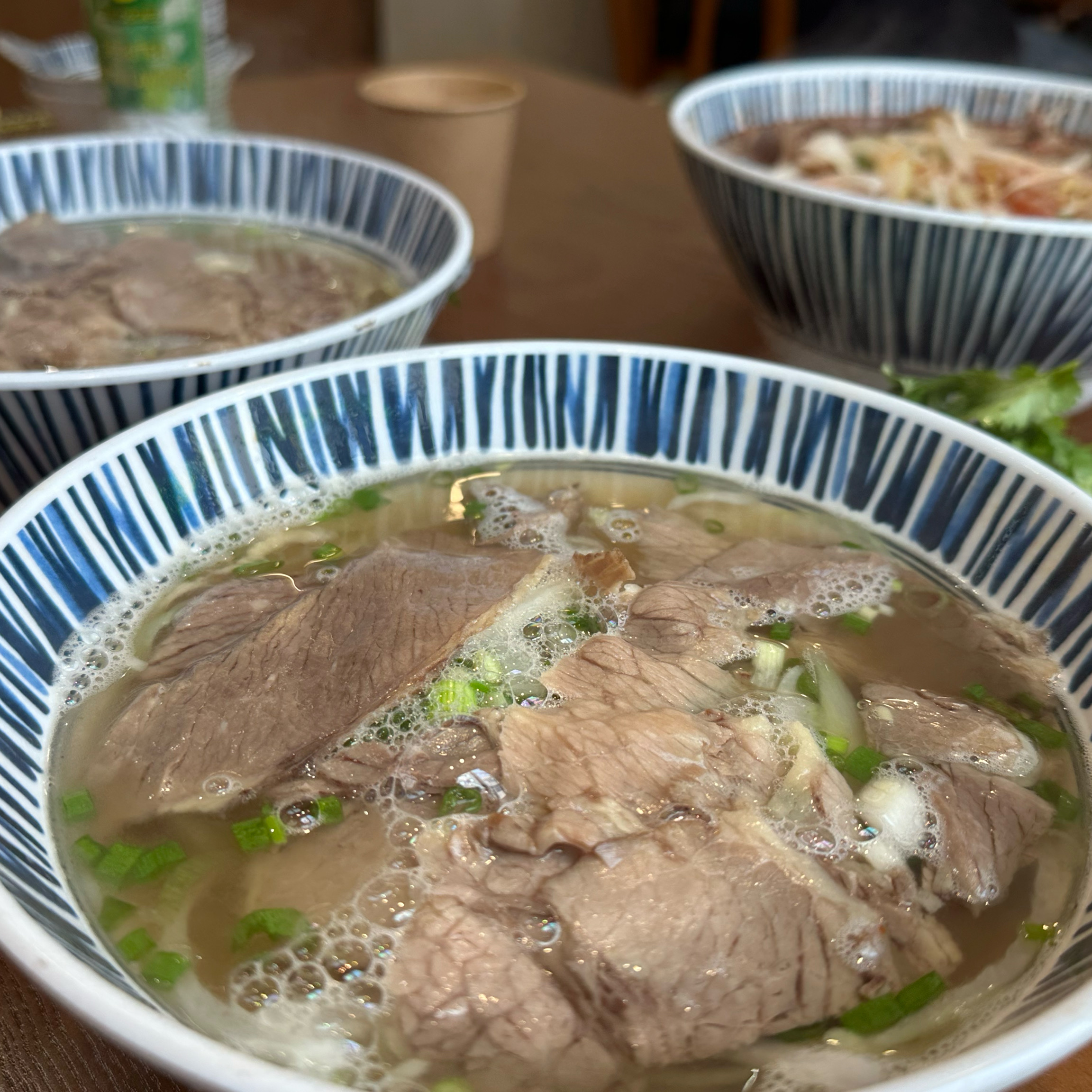 쌀국수 국물이 진하고 깊은 맛이라 정말 만족스러웠어요. 고기도 부드럽고 양도 넉넉해서 배부