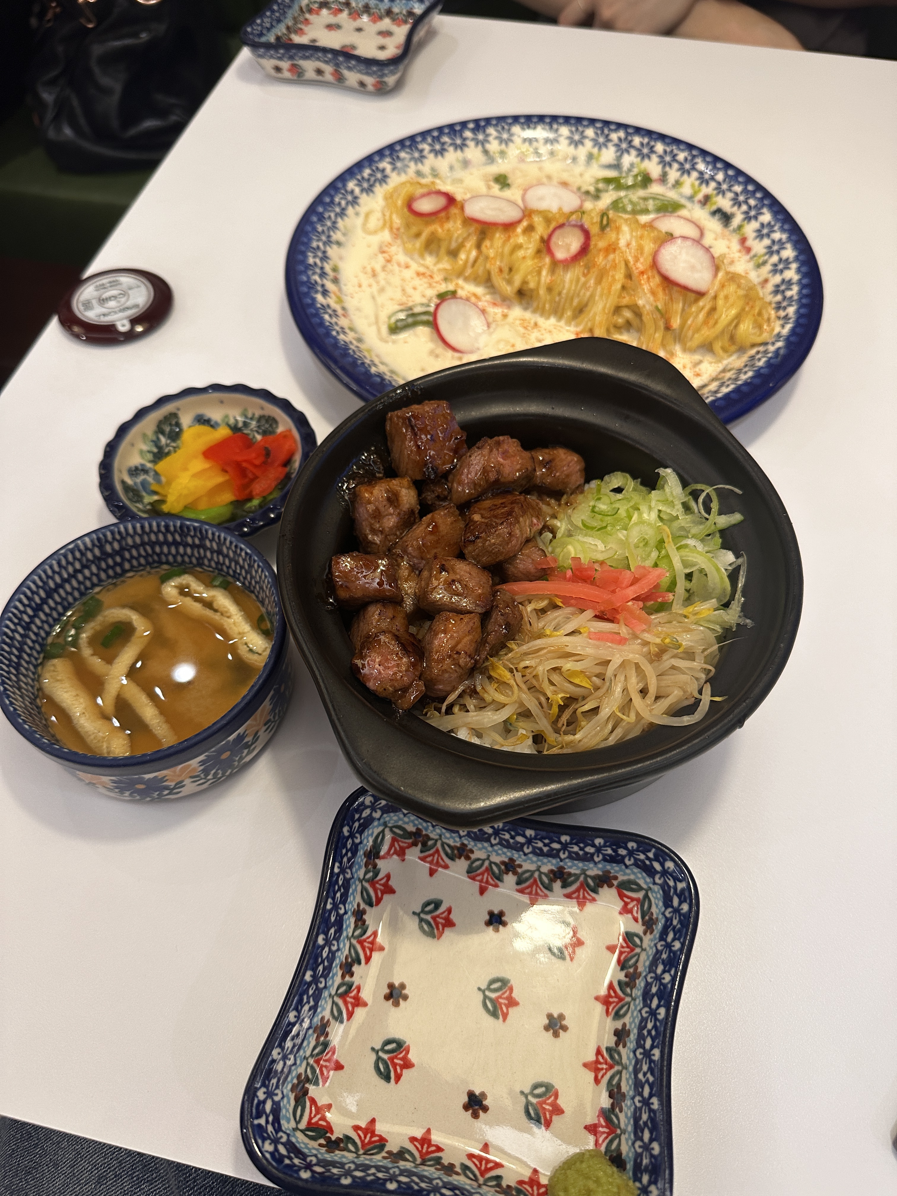 스테이크도 생각보다 훨씬 맛있고 파스타도 정말 맛있었어요!! 사람은 많았지만 오래 대기도 