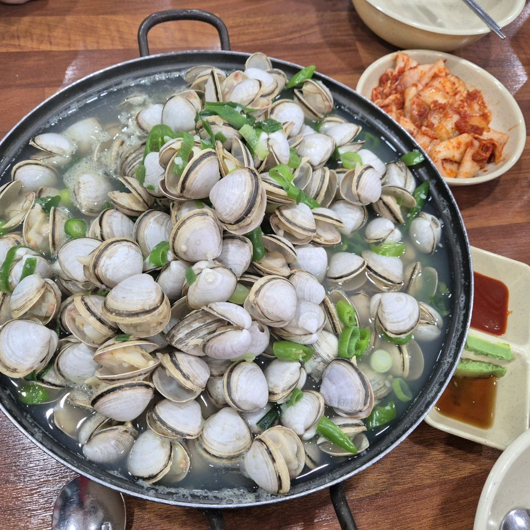 물총 칼칼하니 맛있어요 양도 푸짐하구요 칼국수도 쫄깃  다만 김치가 매워요 제 입맛에는 - 대전 맛집 오씨칼국수
