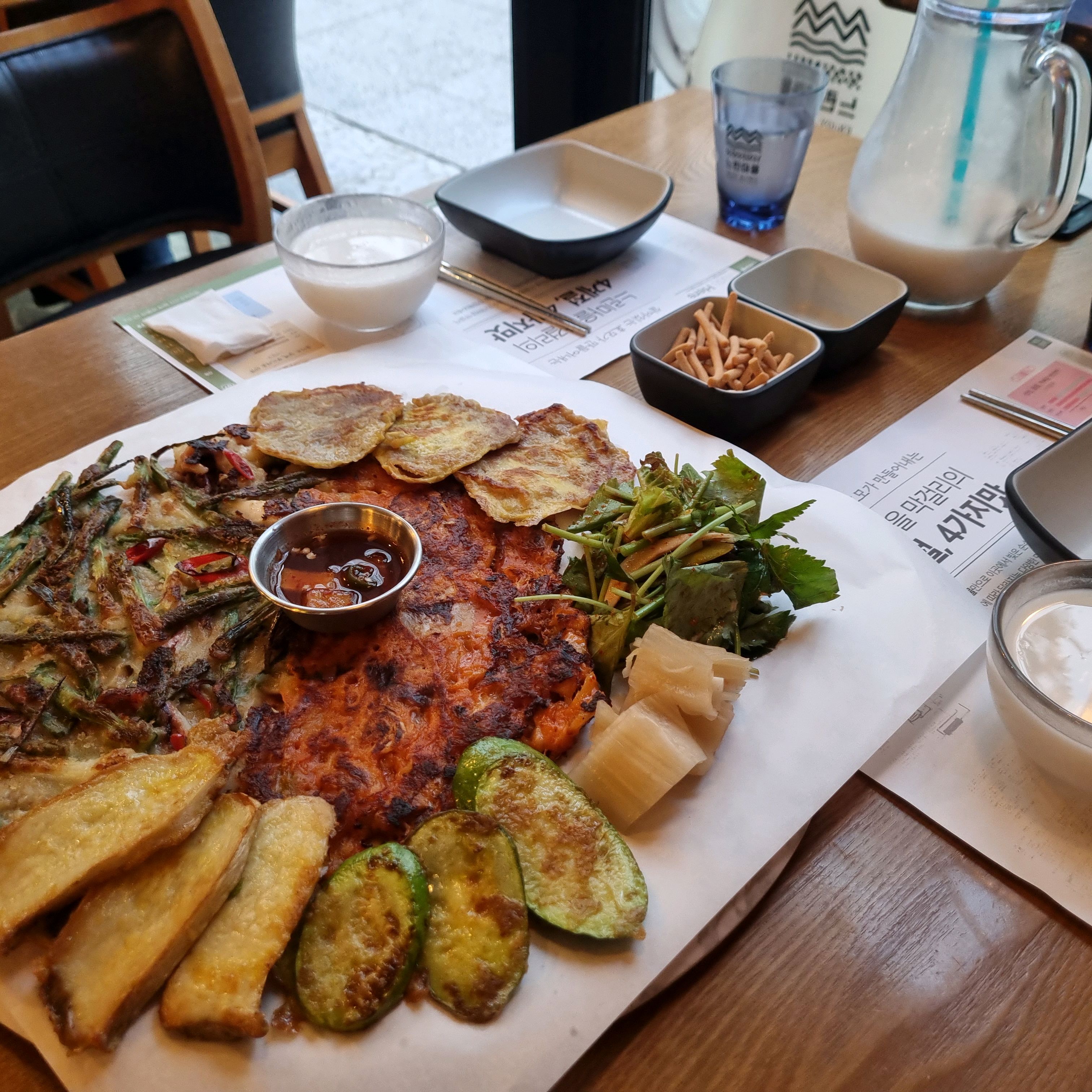 매장이 엄청 예쁘고 넓어요. 단체룸이 많아서 모임하기에 넘 좋습니다. - 대전 맛집 느린마을양조장 대전봉명점