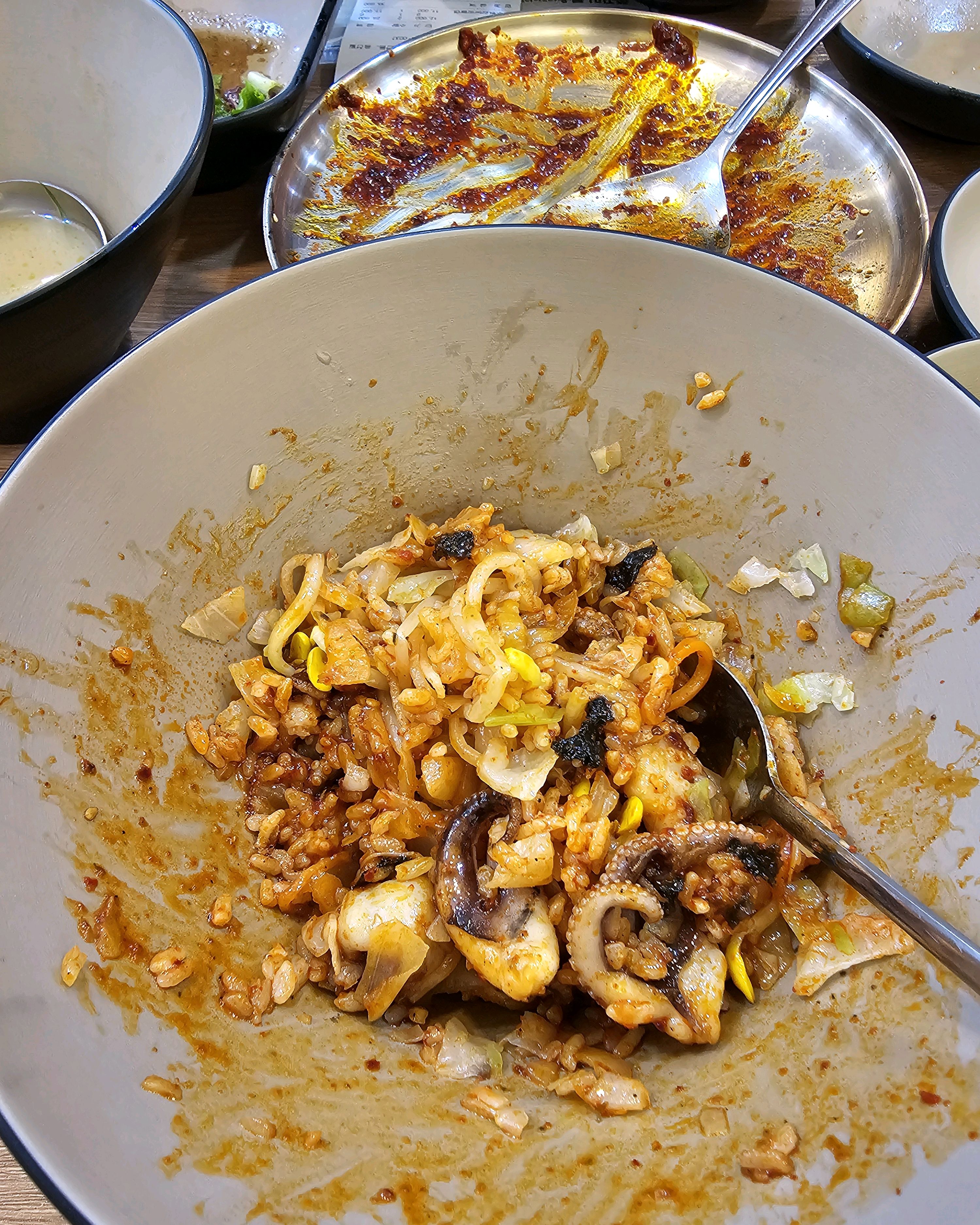 콩나물, 양배추 를 모두 넣고 삭싹 비벼 먹으면 촥오!!! 사골육수도 맛나요~~ - 대전 맛집 손의손 본점