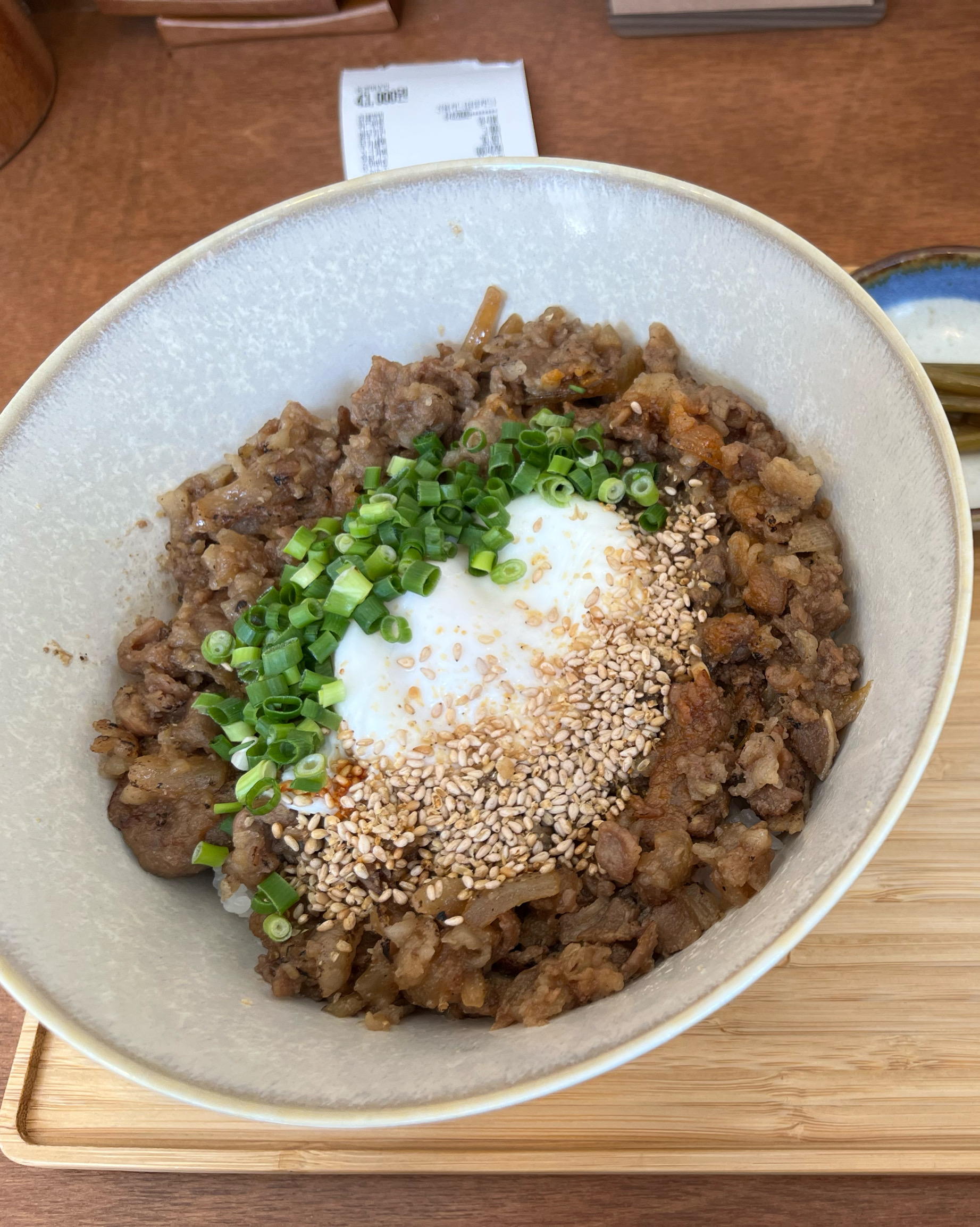 우삼겹 덮밥 먹었는데 부드럽게 맛있어요 - 대구 맛집 동경아우라