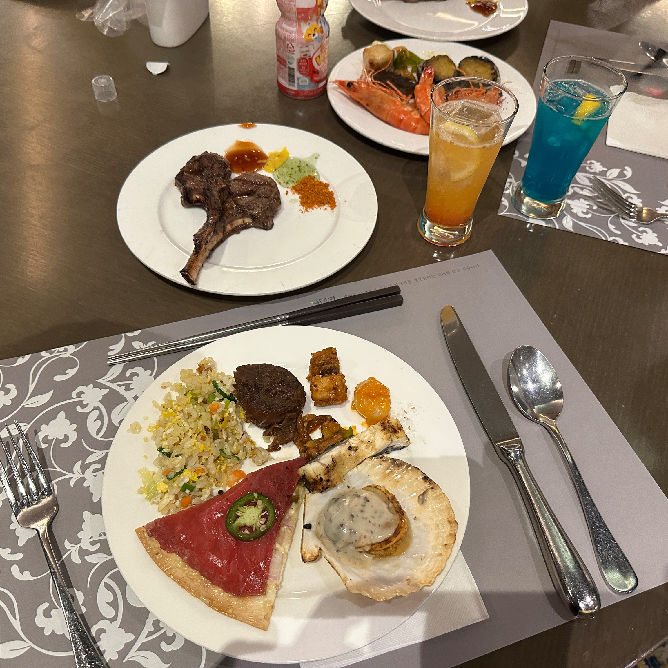 친절하신 직원분들 덕분에 가족들과 행복한 시간 보냈습니다, 고맙습니다 - 대구 맛집 더뷔페 앳 인터불고