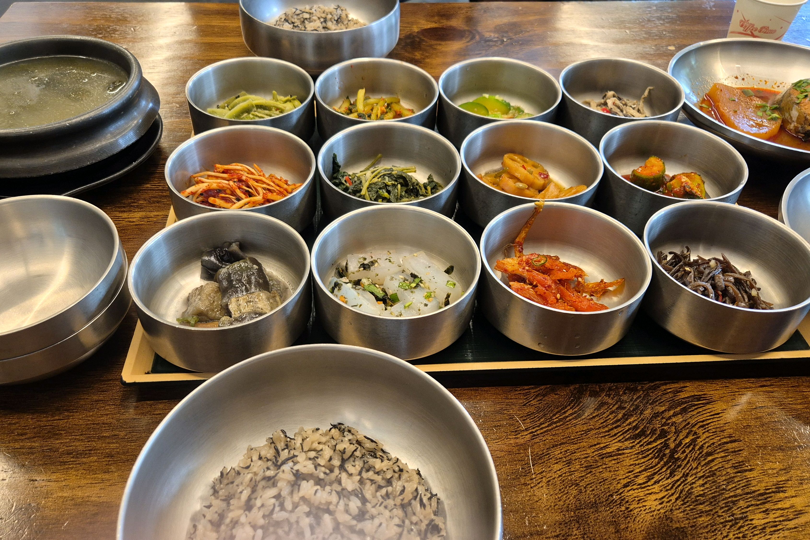 밥만 먹어도 맛있는데 각종 나물이며 생선조림, 게장 다 맛있어요 - 대전 맛집 둥지톳밥