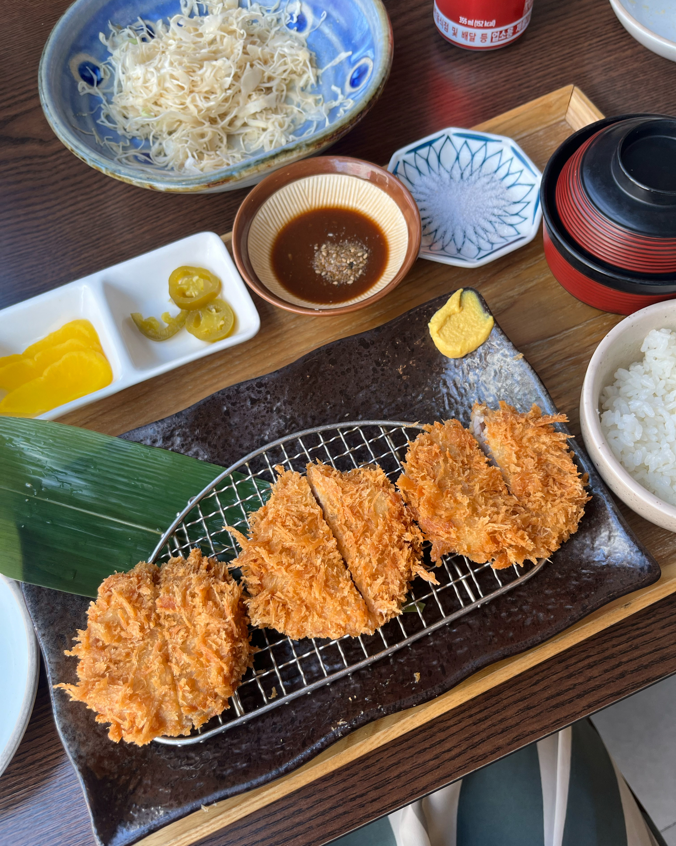 튀김이 바삭하고 고기가 부드러워서 먹기 좋았어요 맛도 맛있고 소스도 다양하게 나와서 좋아요