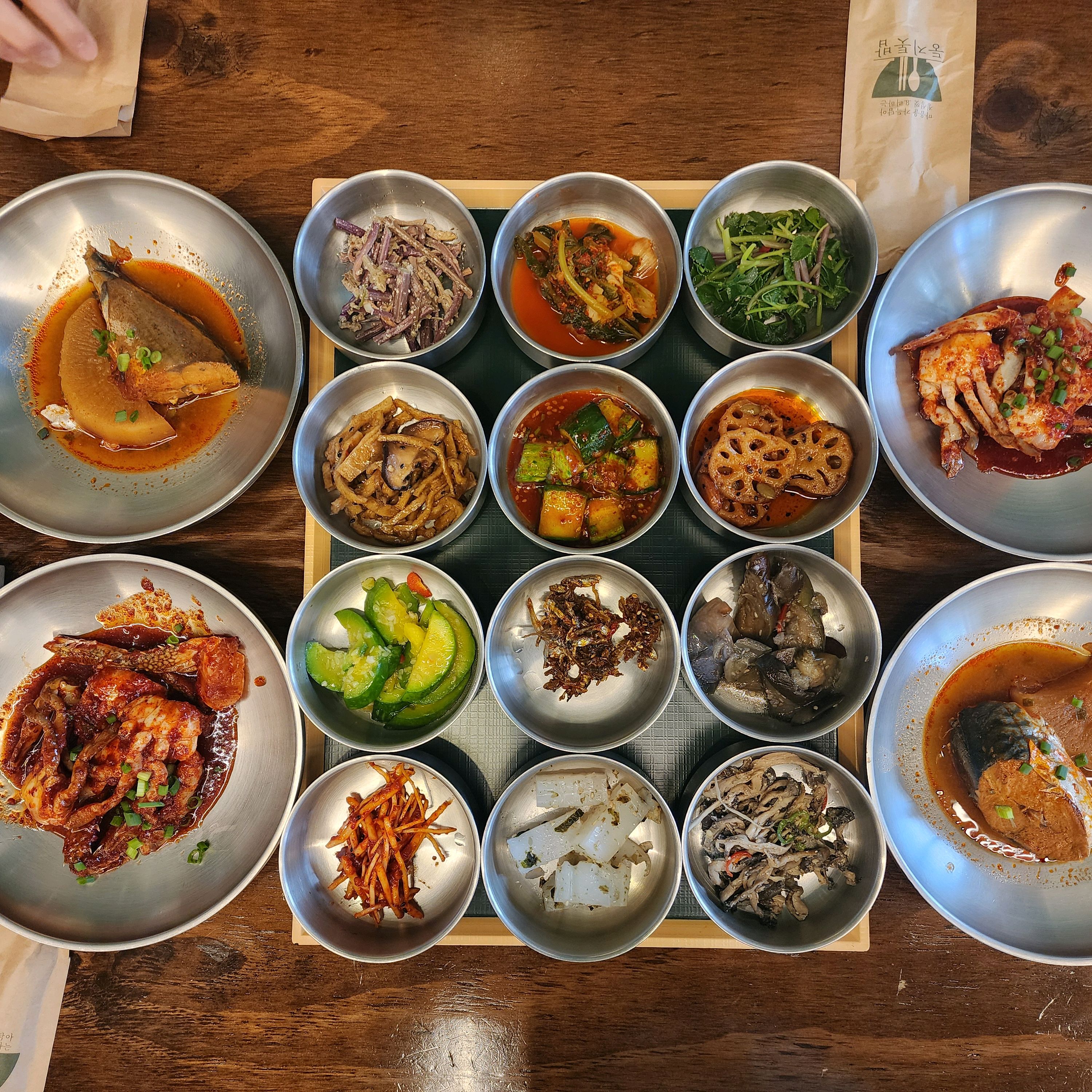 반찬이 정갈하고 맛나요. 건강식이라 부모님과 함께오면 좋아하실거 같아요. 반찬하고 국 고등