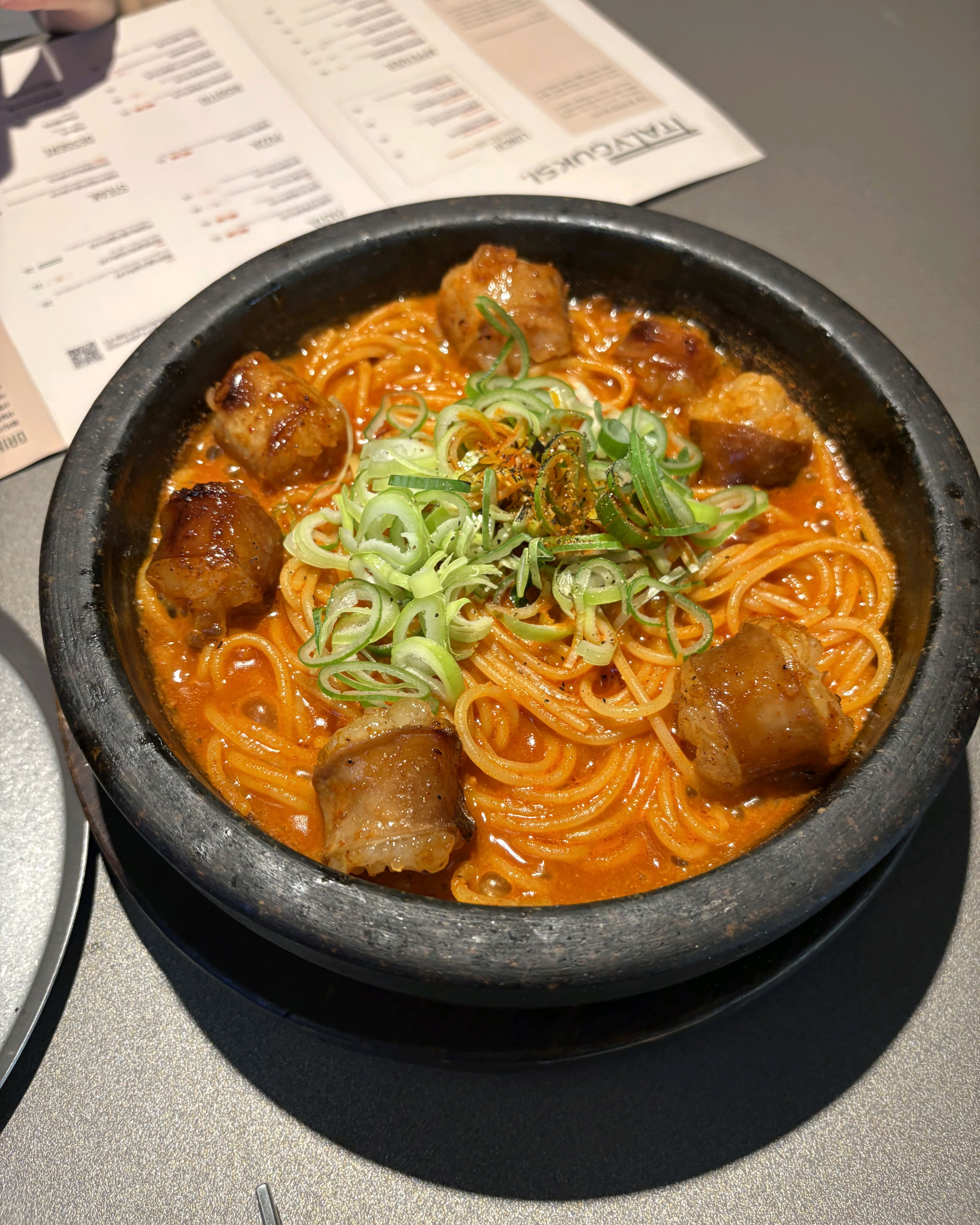 숯불대창돌솥파스타랑 삼계마늘크림돌솥리조또를 시켰는데 궁합이 딱이에요. 리조또는 약간 슴슴하