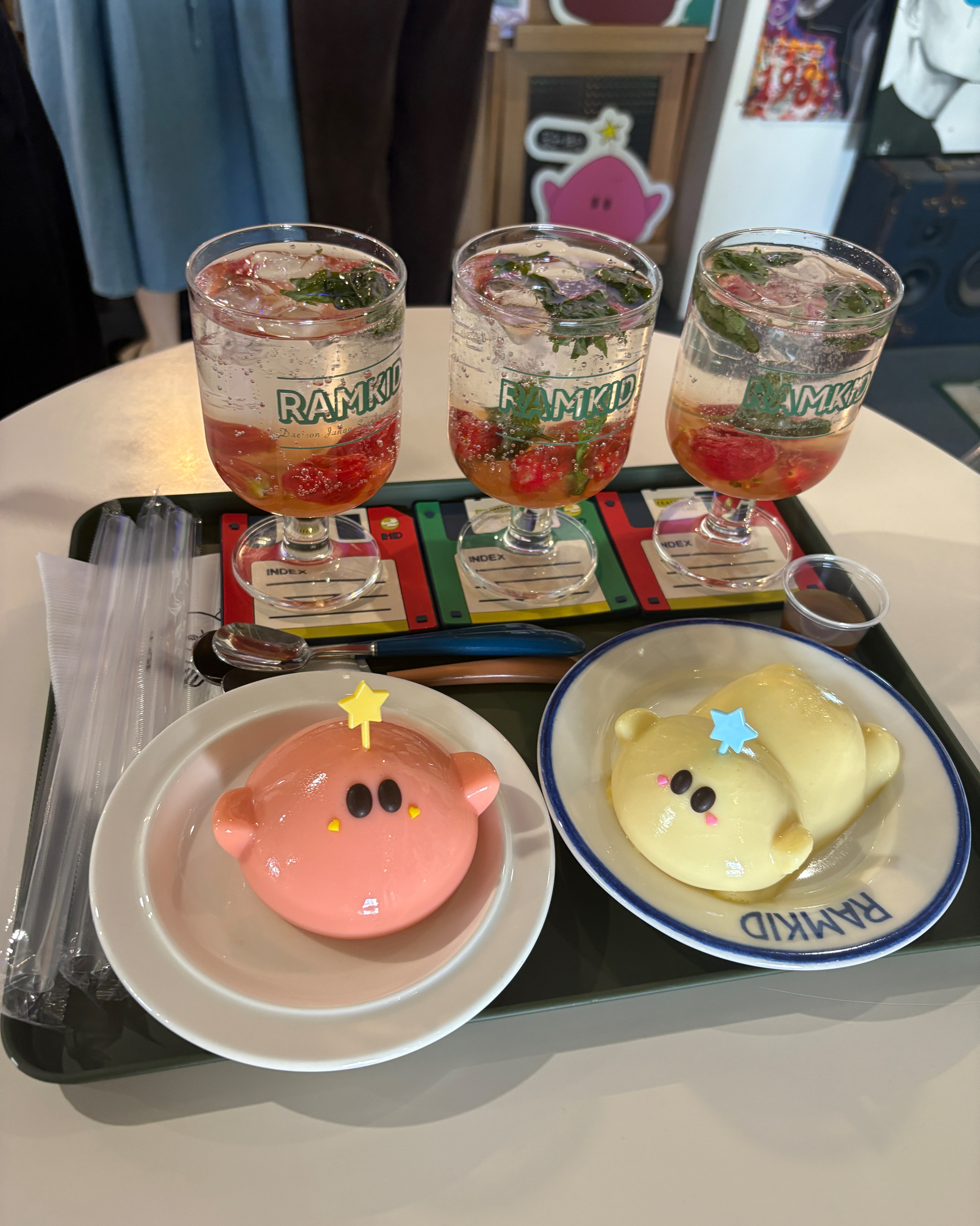 오랜만에 친구들 만나서 카페 찾다가 꿈돌이 푸딩이 있어서 왔는데 카페도 예쁘게 꾸며져 있고