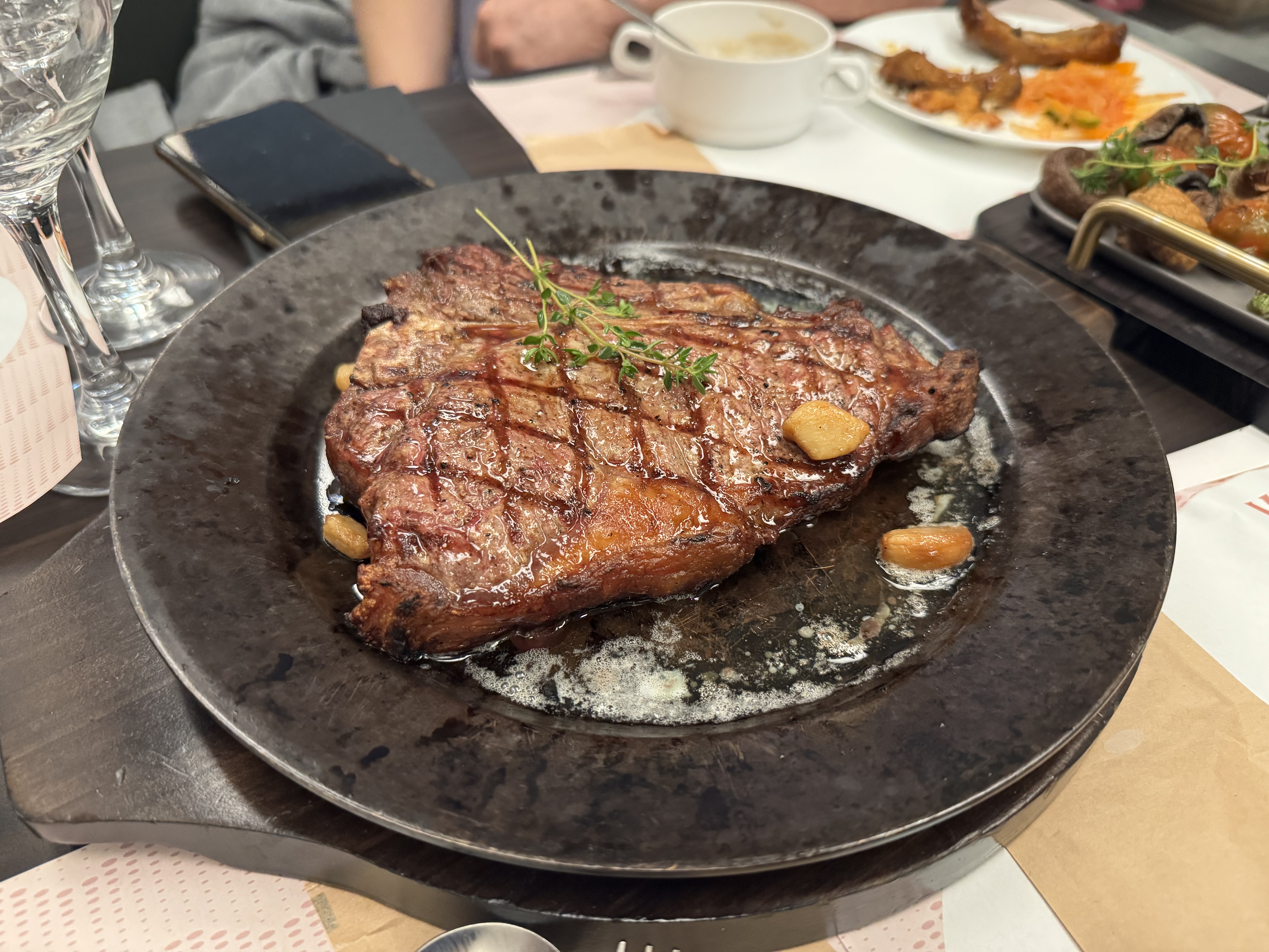 예약석으로 안내 잘 해주셨고 메뉴주문 시 설명도 친절하게 해주셨습니다. 스테이크 익힘 정도