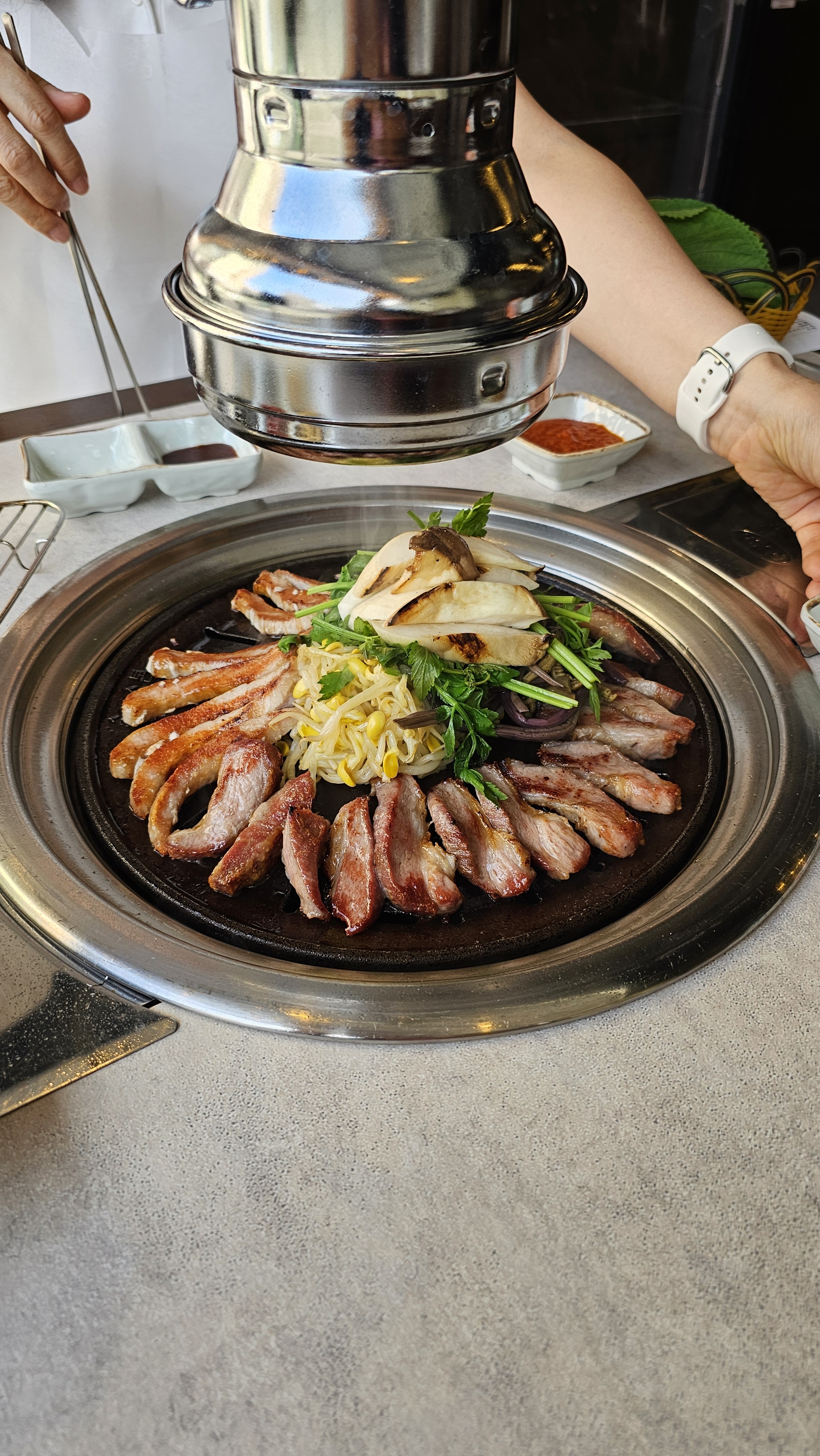 엄마 모시고 고기 먹으러 왔는데 가격도 너무 괜찮고 특히 고기가 너무 신선하네요 육회 비빔