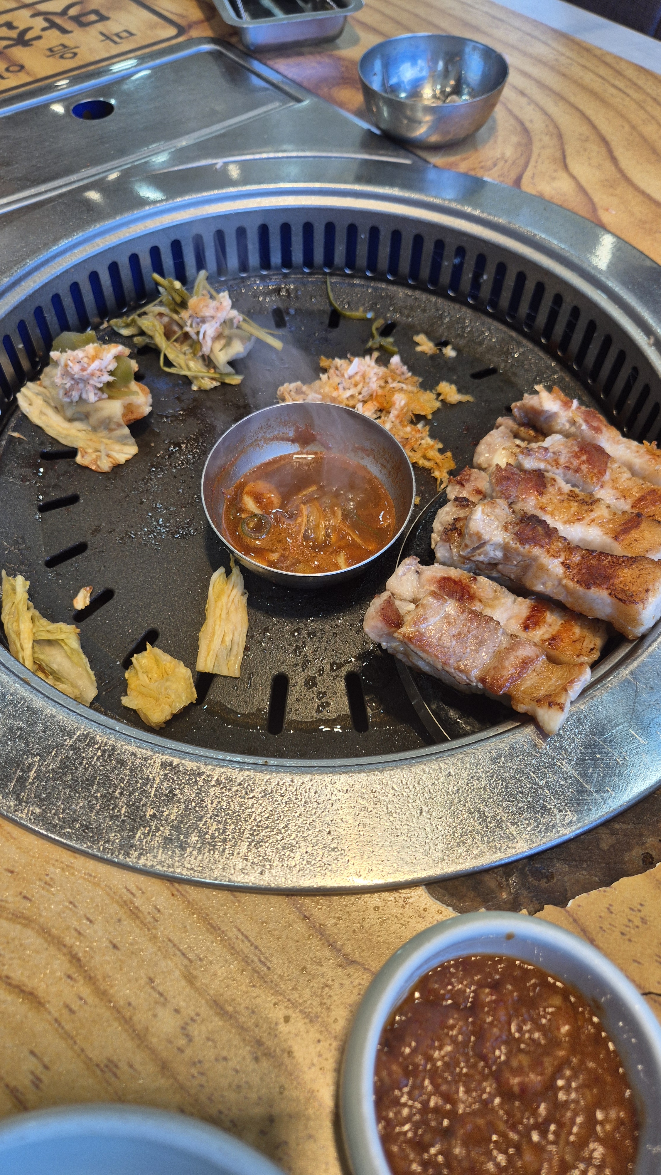 고기 너무 맛있네요~~직원분이 알아서 다구워주셔서 너무 편하구요 더맛있는거 같아요 - 대전 맛집 맛찬들왕소금구이 갈마점