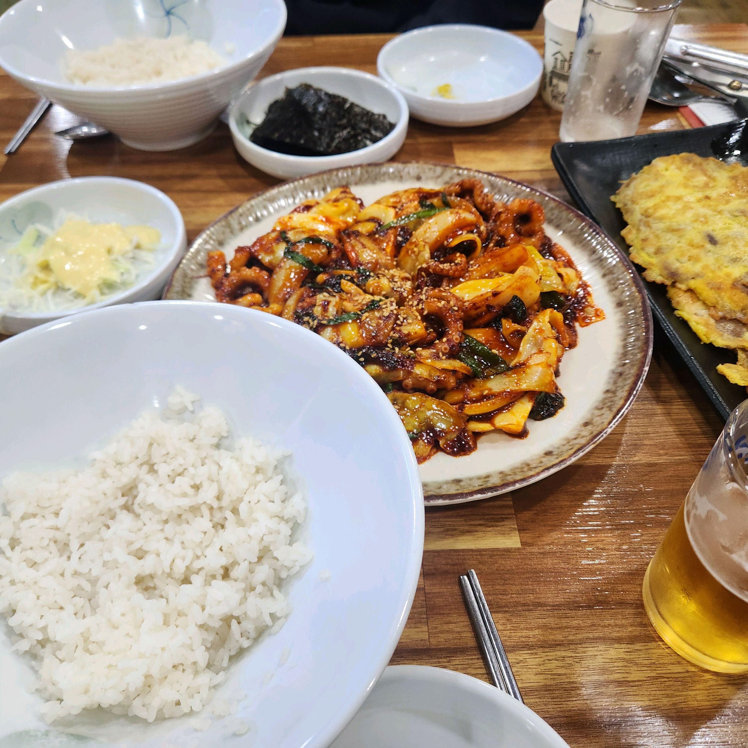 동네맛집인가봐요. 사람 엄청 많았어요. 육전이랑 같이 먹으니까 더 맛나게 먹은거 같아요. 