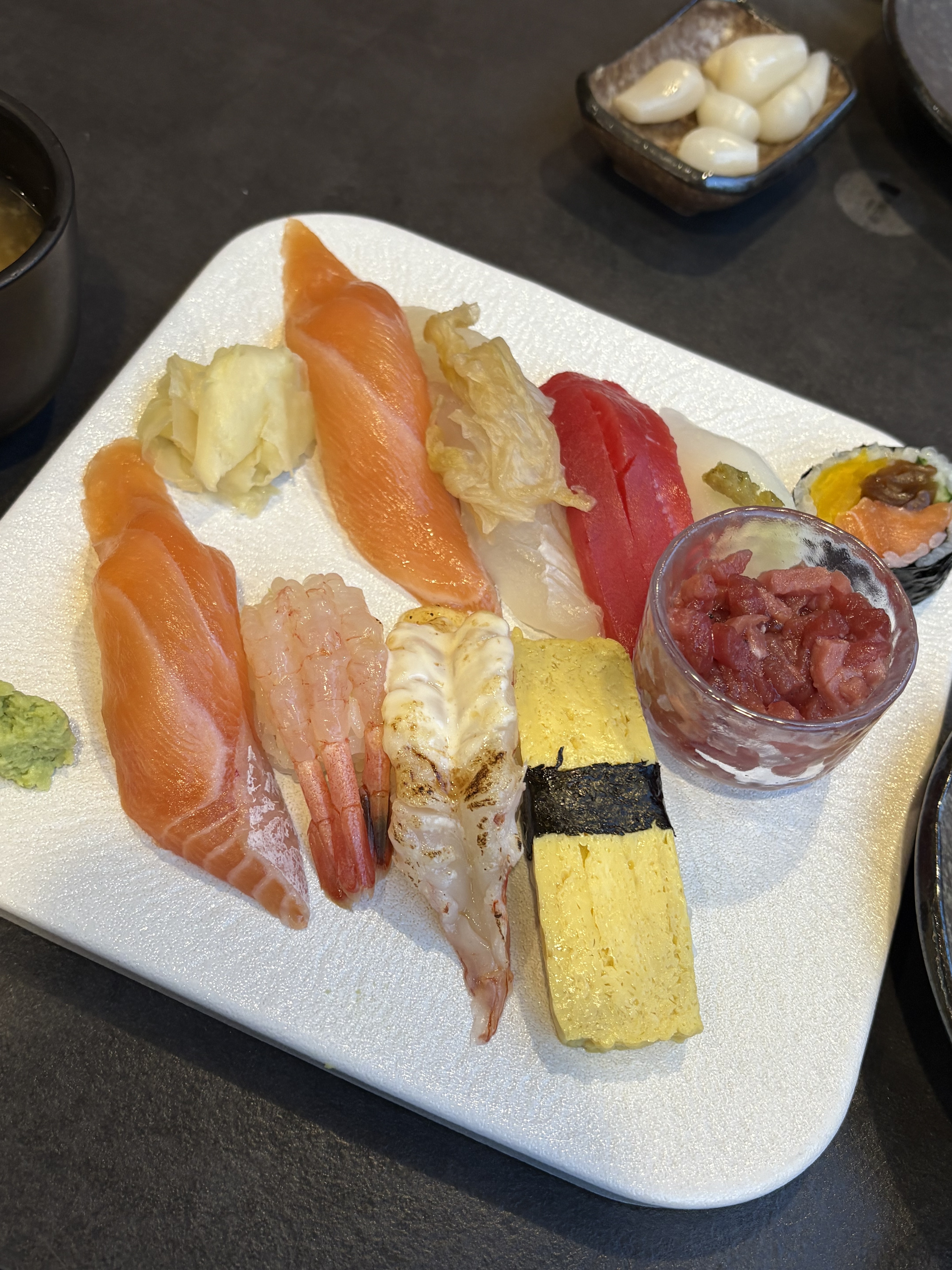 영롱한 초밥 … 본품세트 알차게 즐기고갑니다 월욜에와서 웨이팅 없이 입장해서 넘 조앗어요 - 성수 맛집 스시도쿠 더성수