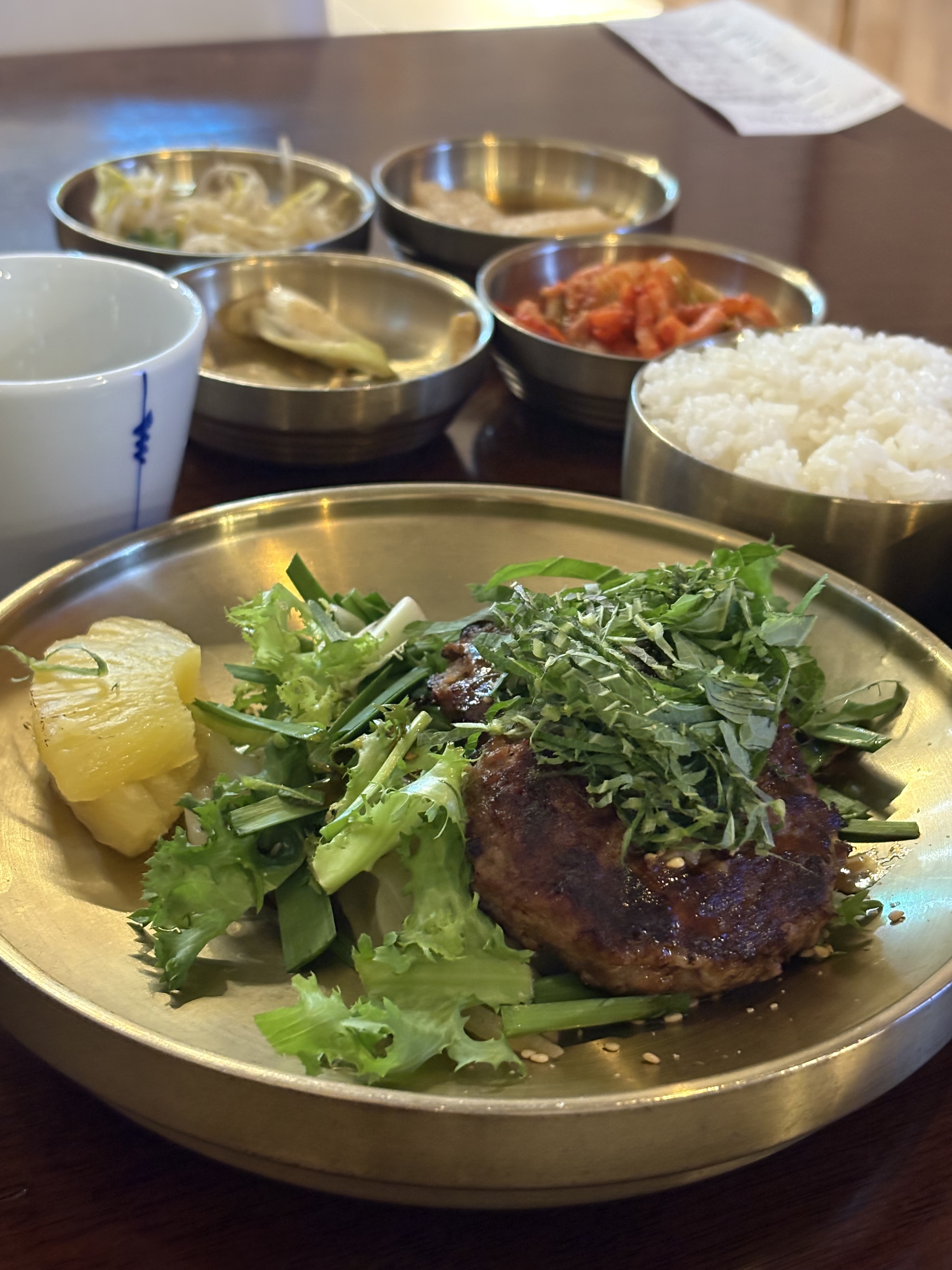 떡갈비 정식 먹었는데 밑반찬과 국, 전체적으로 다 맛있었습니다! - 대전 맛집 담온식당 대전