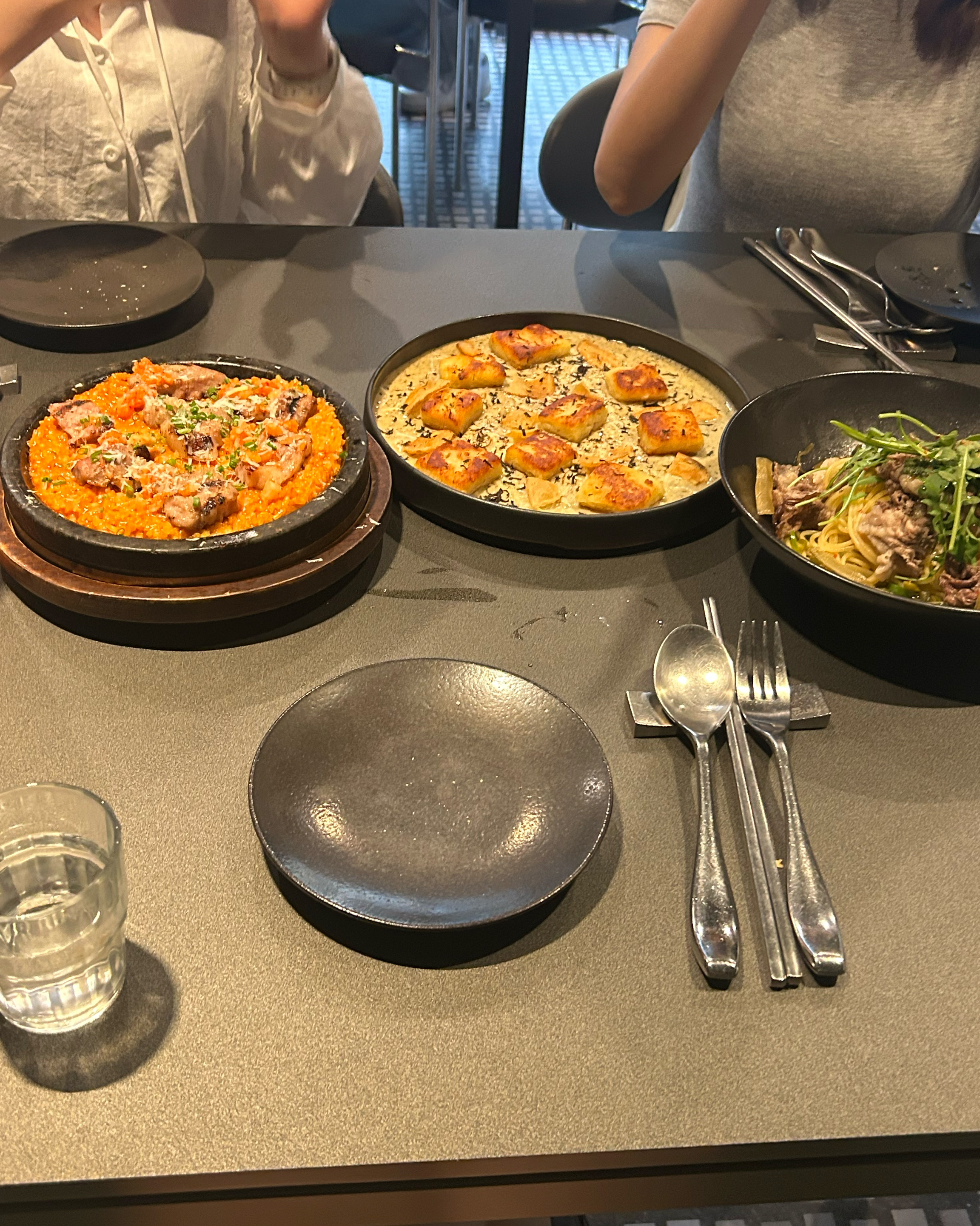 트러플치즈뇨끼가 진짜 마싯어요… 갈비깍두기돌솥리조토도 강추 분위기도 넘 좋아요🤍🤍 - 성수 맛집 이태리국시 성수