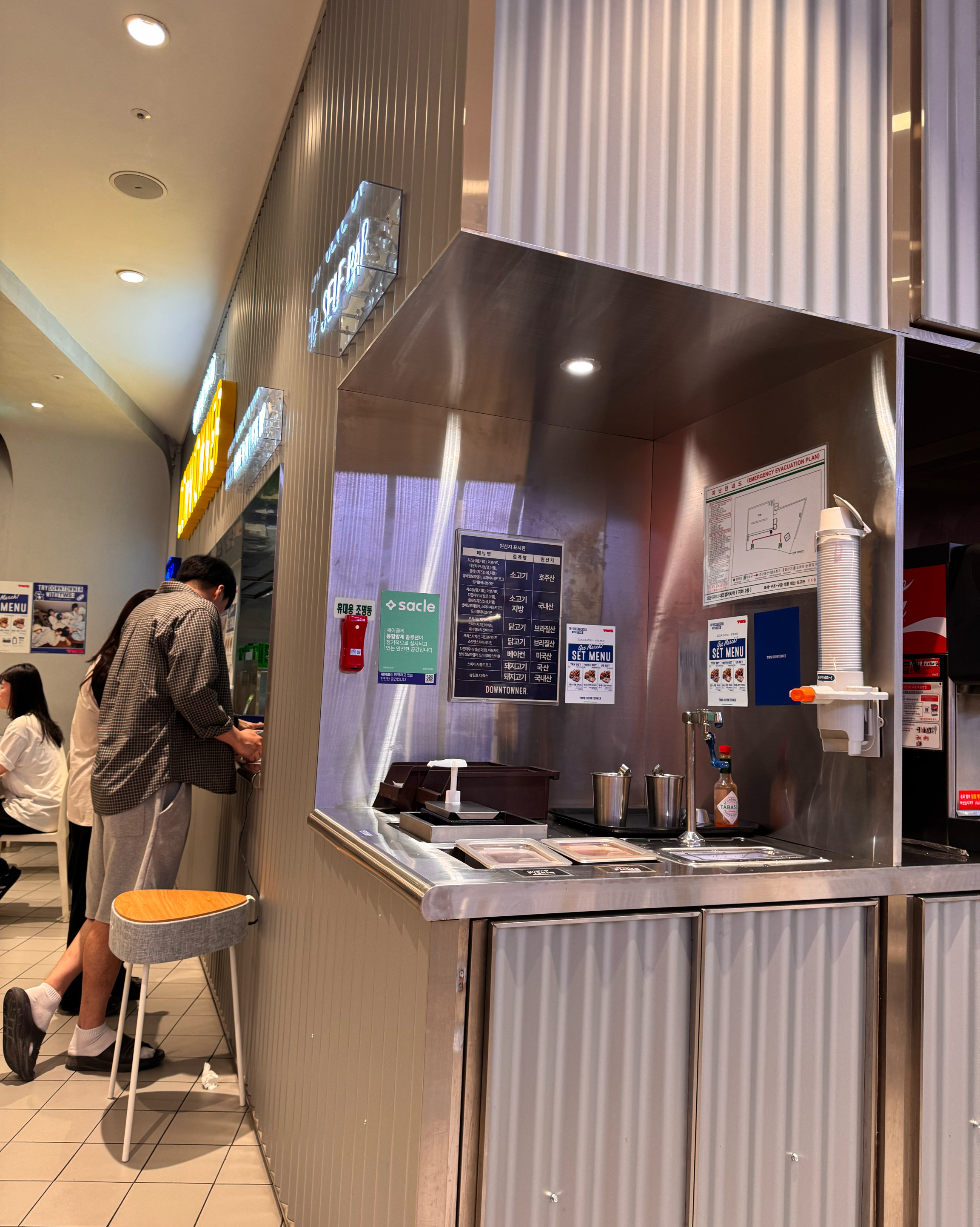 같은 건물 내에 유명 버거 2개가 양대 산맥을 이루는 데요. 개인적으로 감칠맛이 뛰어나고 