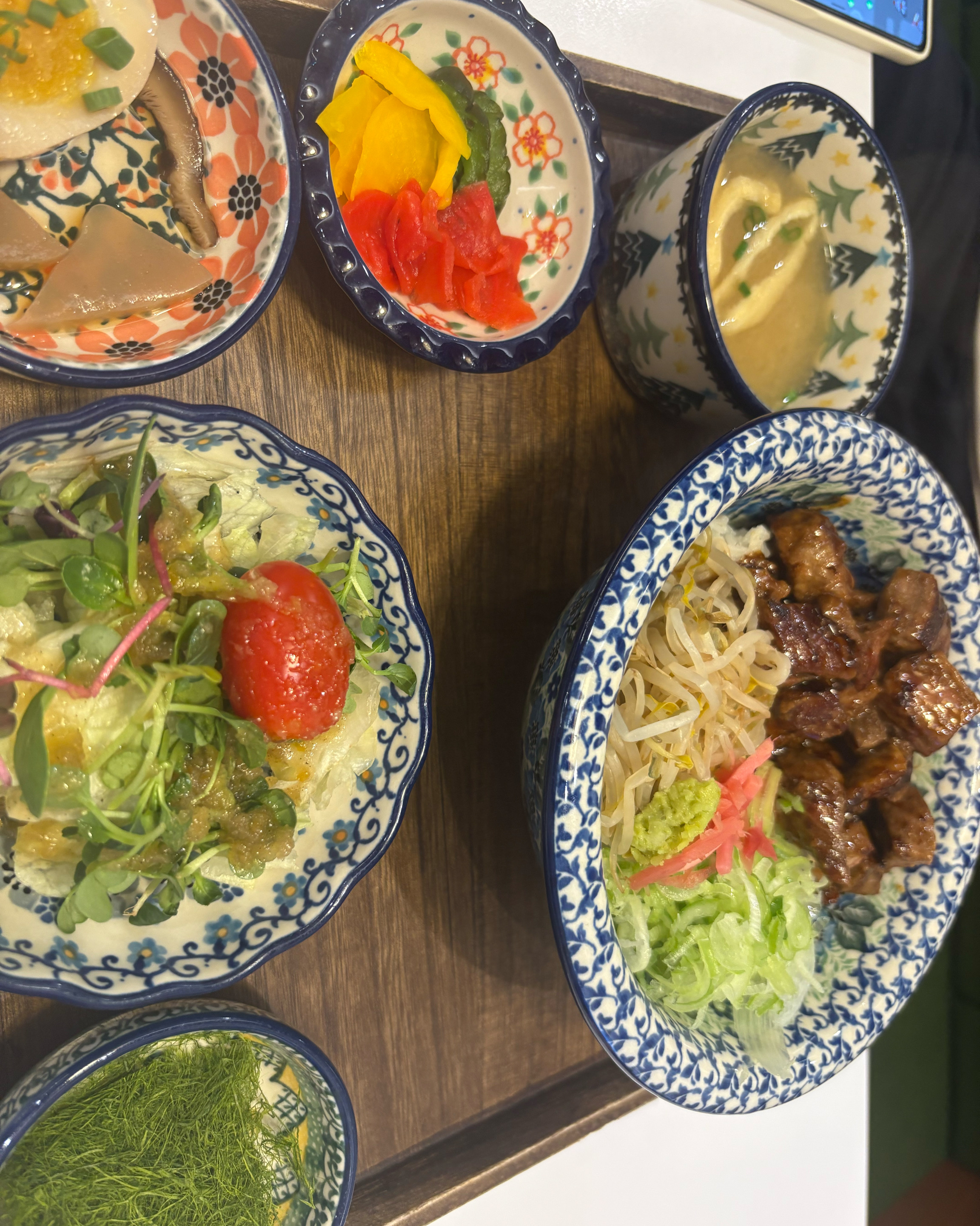 매장 깔끔하고 예뻐요ㅎㅎ 스테이크 덮밥이랑 모모니쿠 덮밥 시켯는데 음식도 맛있네요~~ 다음