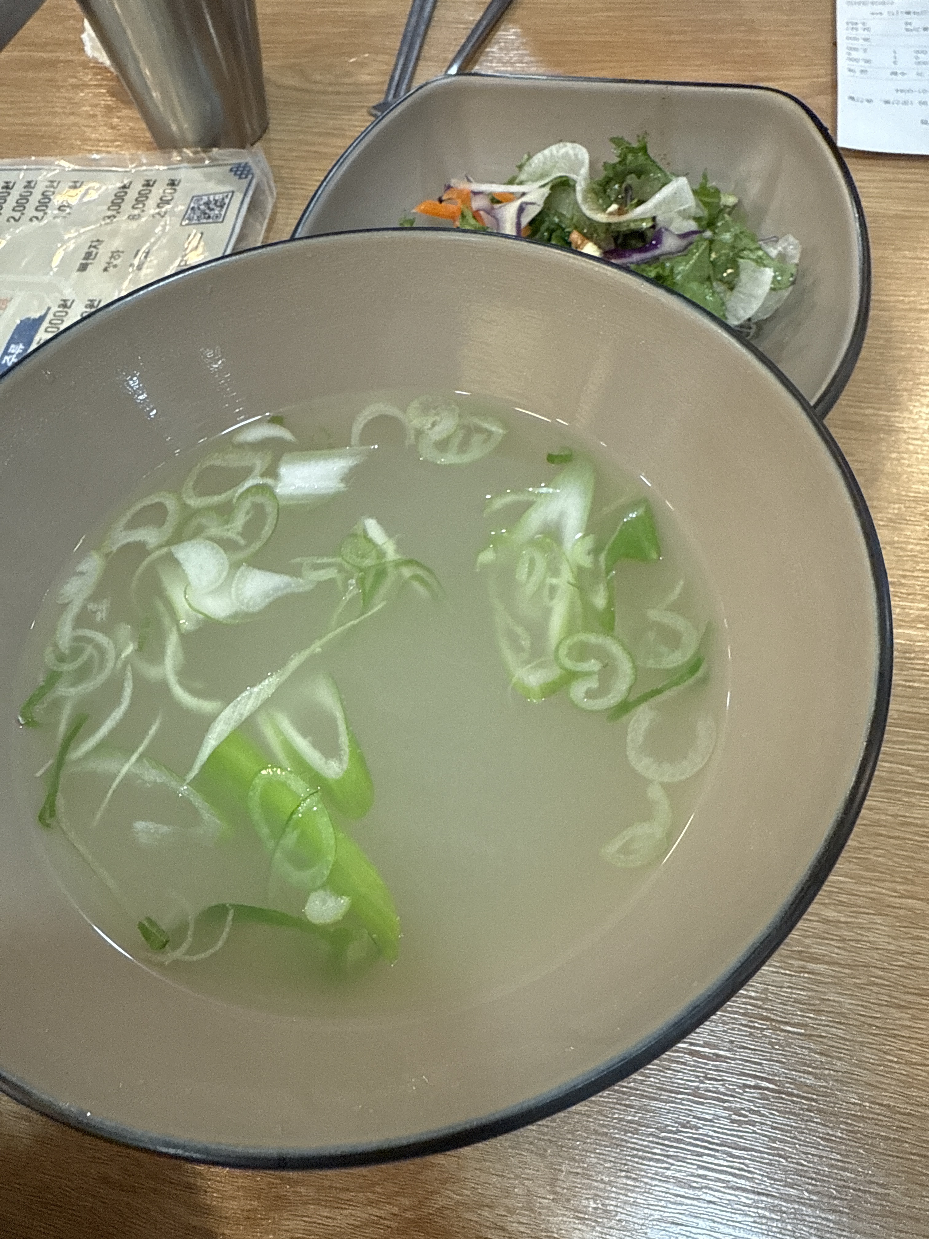 기본으로 주시는 육수 맛있어요! - 대전 맛집 손의손 본점