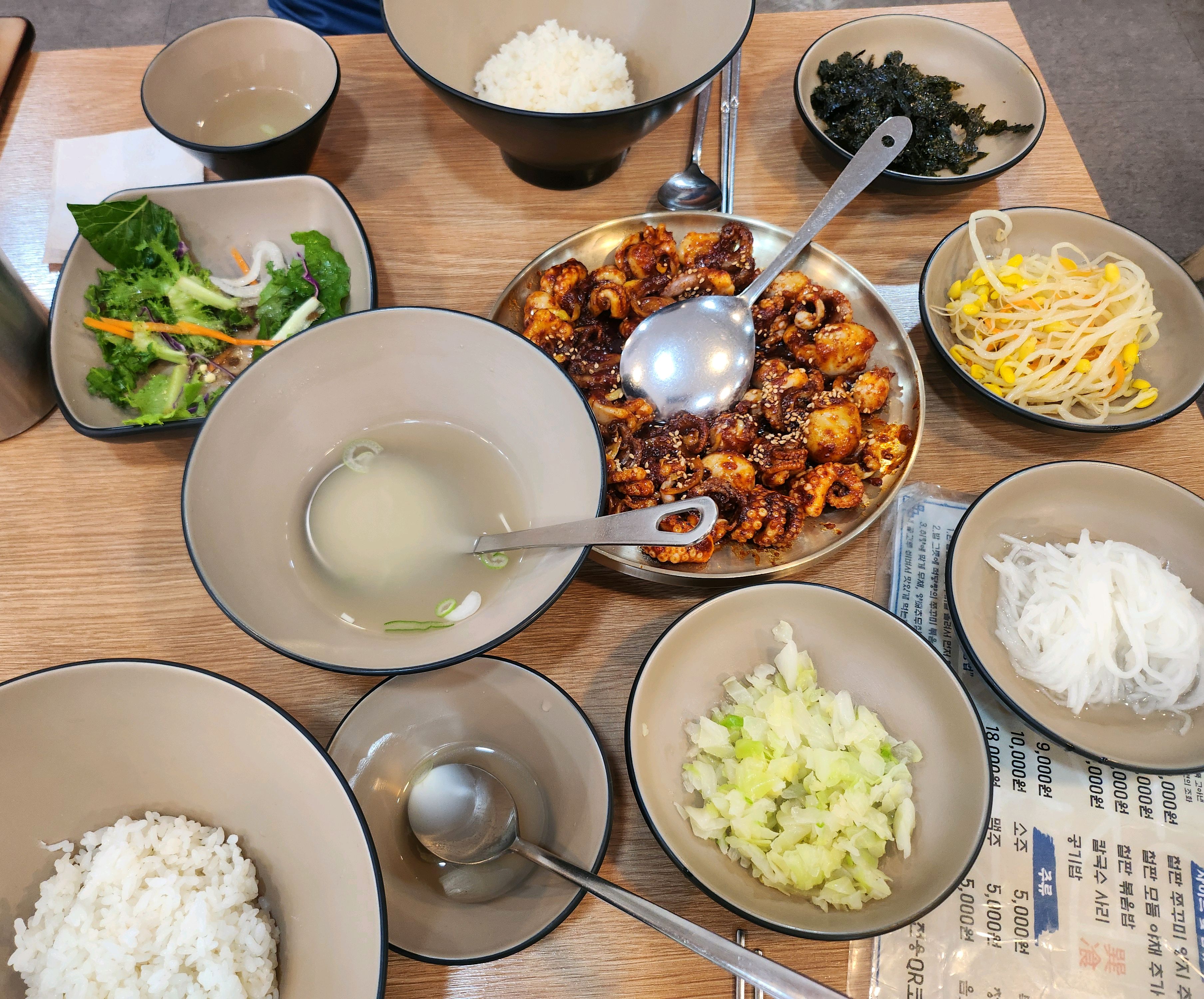 음식이 깔끔하고 맛있어요~매운거 잘 먹지는 못하는데 중간맛 맛있게 매워서 맛있게 잘먹었습니
