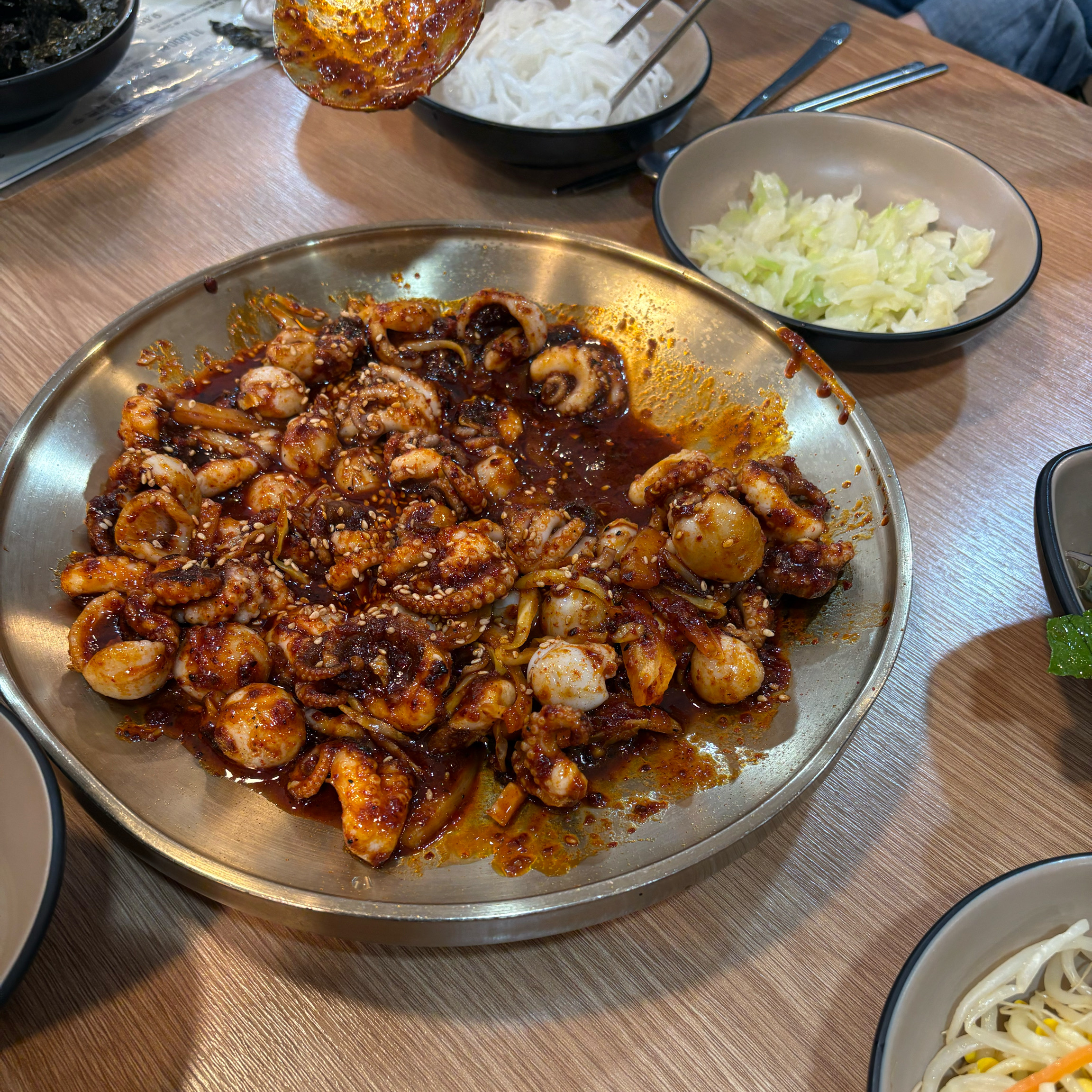 점심시간에 대기 그렇게 오래 안하고 배불리 맛있게 먹었어요 :) 육수랑 쭈꾸미 냉면 다
