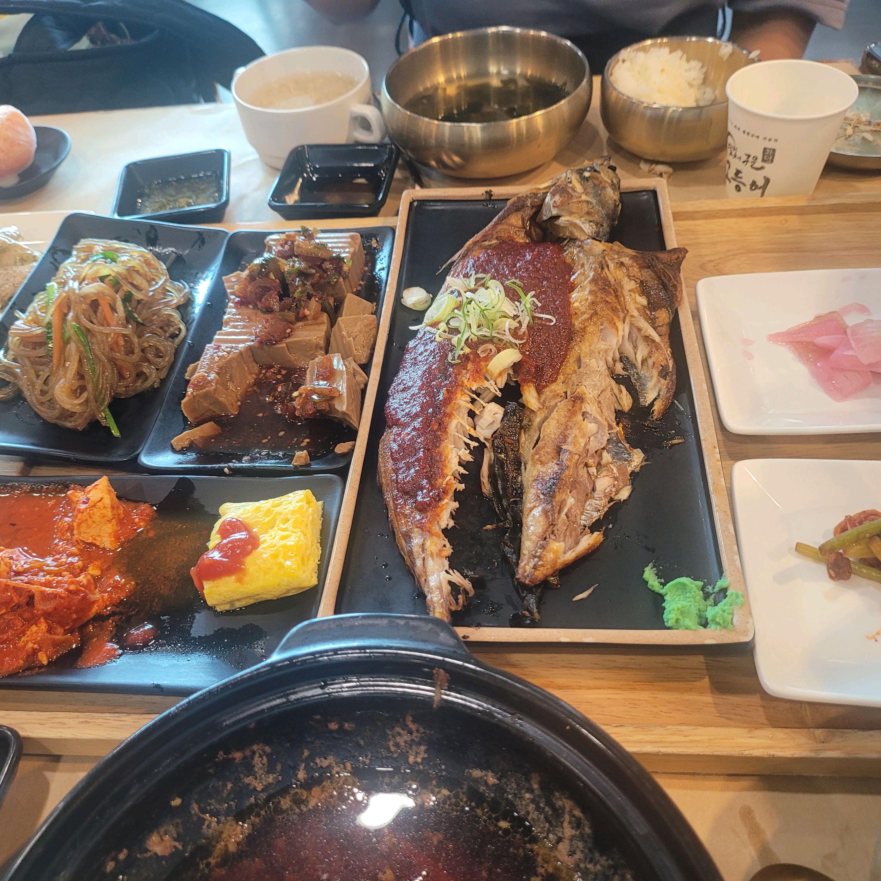 주차장 너무 넓어서 편하게 왔습니다. 넓고 반찬도 잘 나와서 부모님 모시고 약속잡기 좋았습