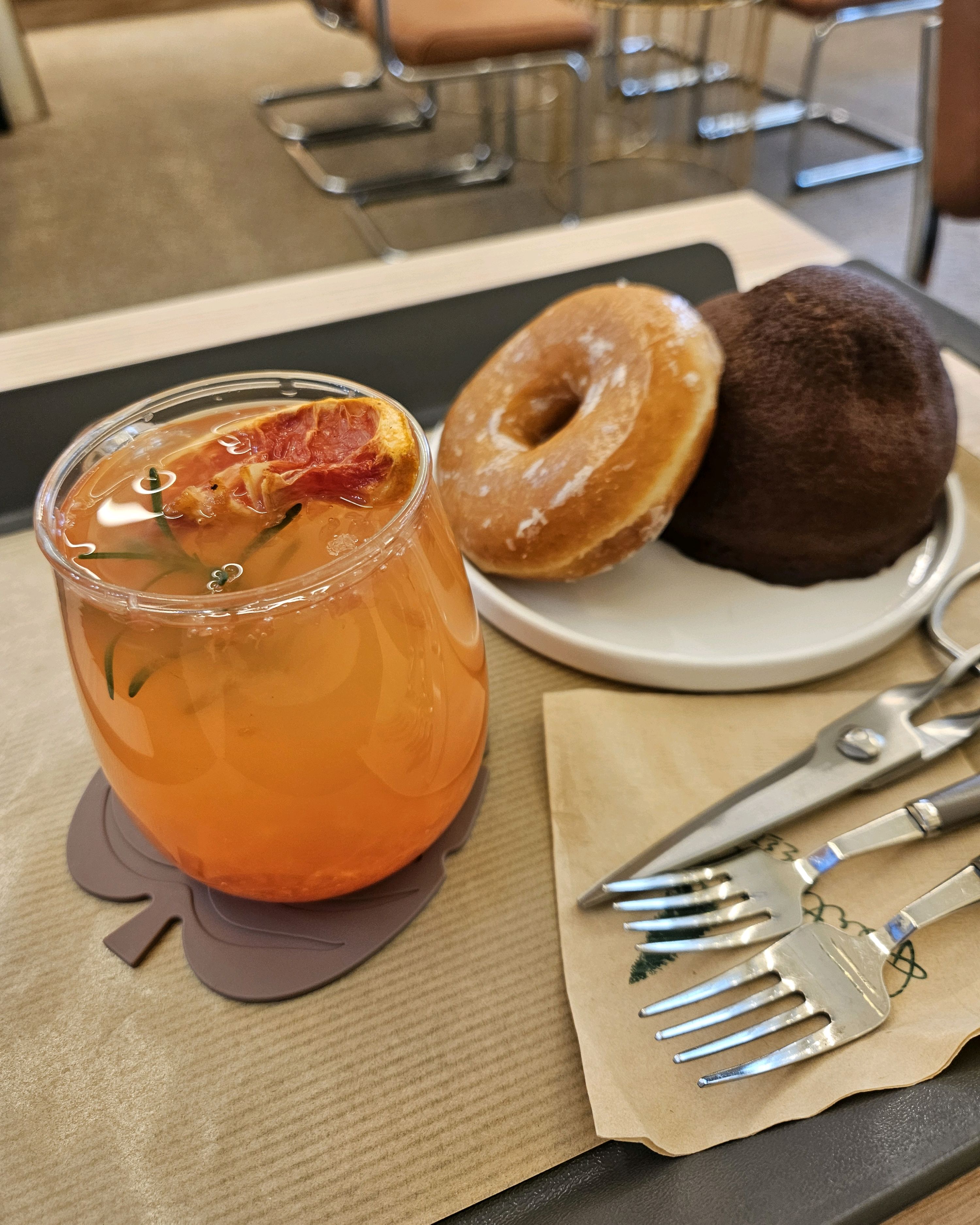 오렌지 음료, 도넛, 마들렌