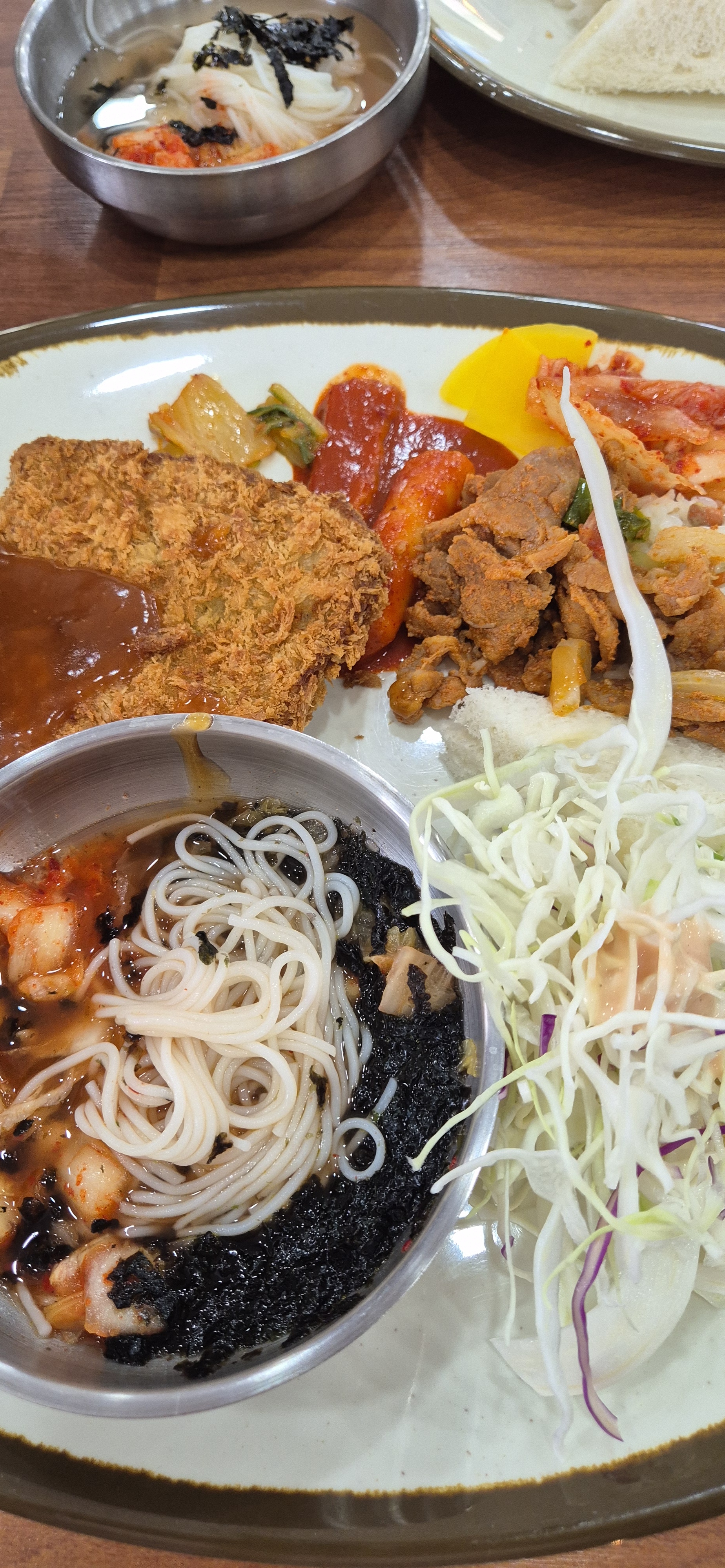 메뉴도많고  돈까스가 통으로 너무커서  부담스럽지만ㅋㅋ - 대전 맛집 일오삼수제돈까스