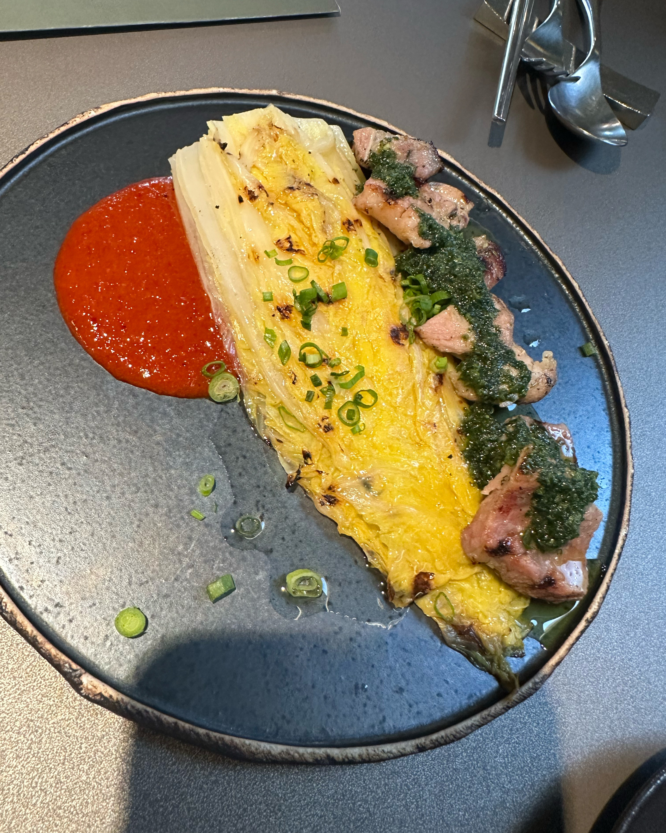 알배추가 고기랑 입안에서 육즙가득 터져서 맛있어요 - 성수 맛집 이태리국시 성수