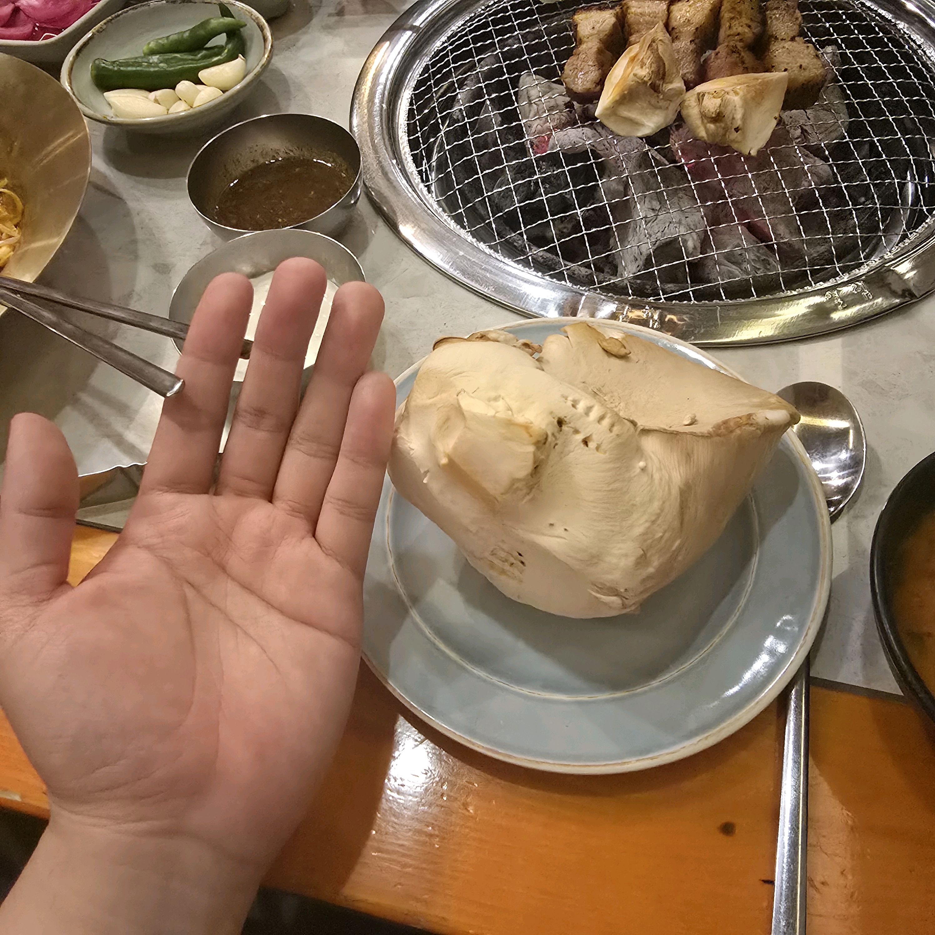 아사도는 쯔란바이브의 시즈닝과 사과 칩의 훈연이 인상적입니다 - 성수 맛집 뚝딱 성수점