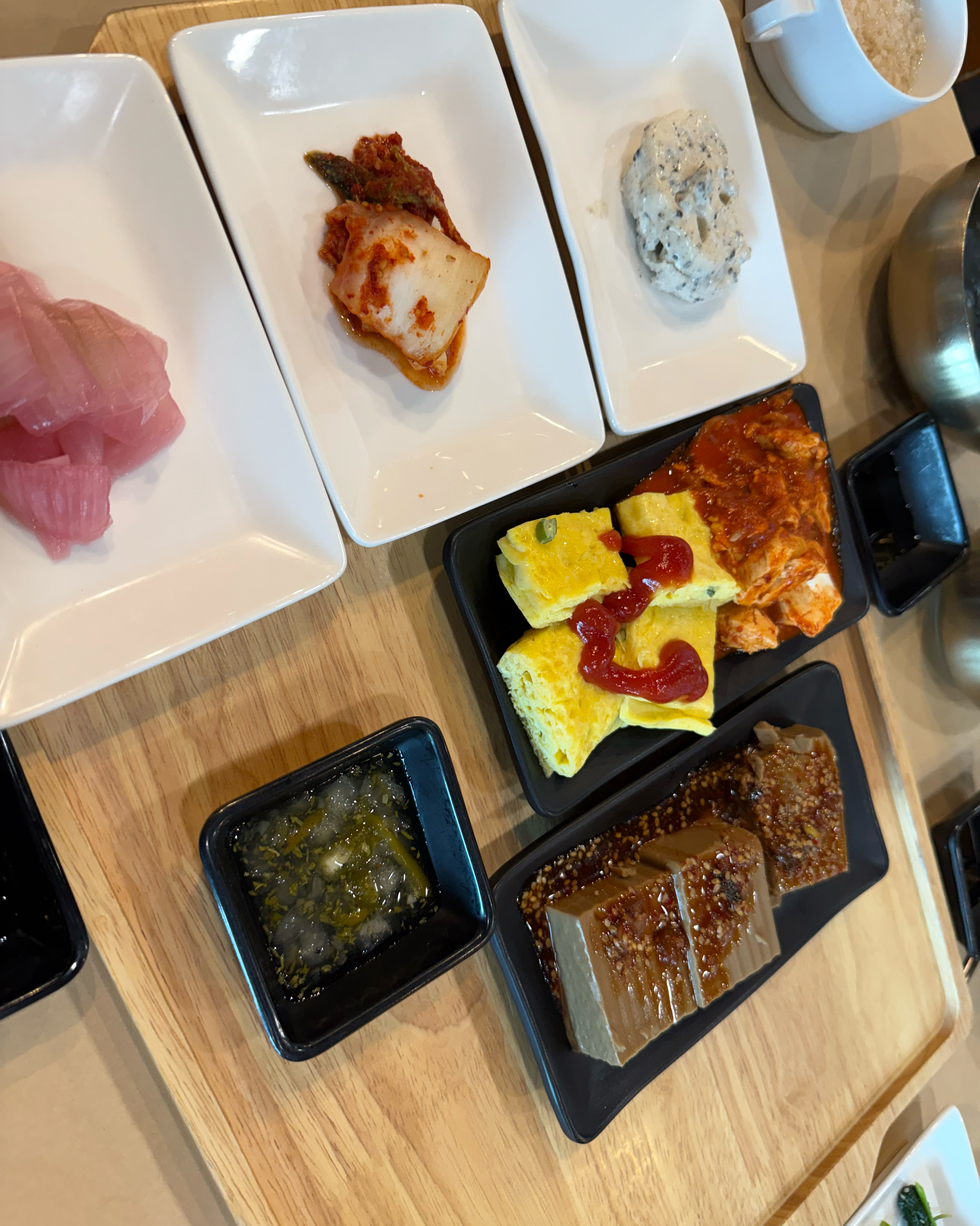 밑반찬 엄청 풍성한거 보이시죠.. 맛도리에요ㅠㅠ 아이들 데려오기도 좋아서 요즘 자주 옵니다