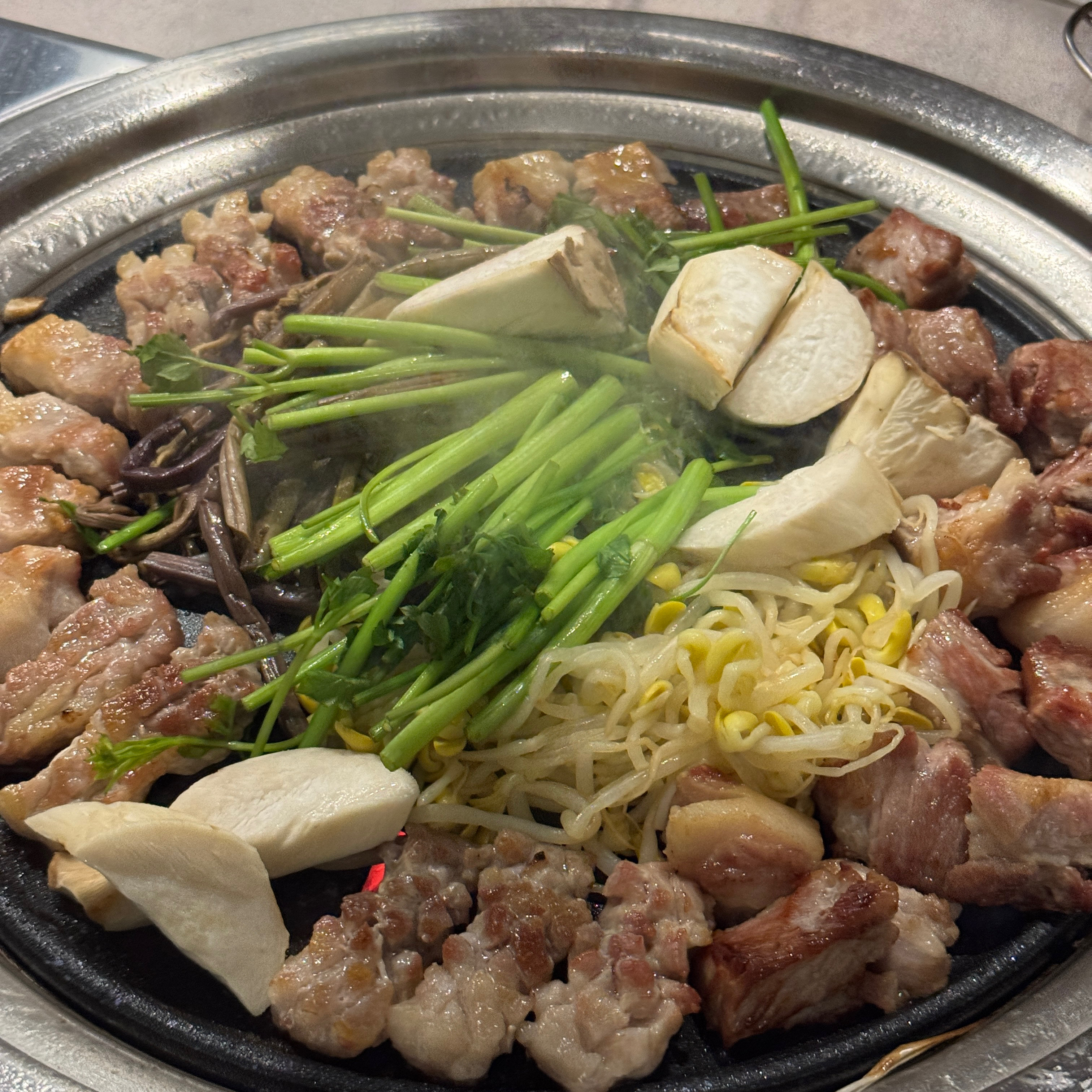 어머니 생신기념으로 아이와 함께 방문했고 친절하고 아주 맛있었습니다! 같이 나오는 곁들임이