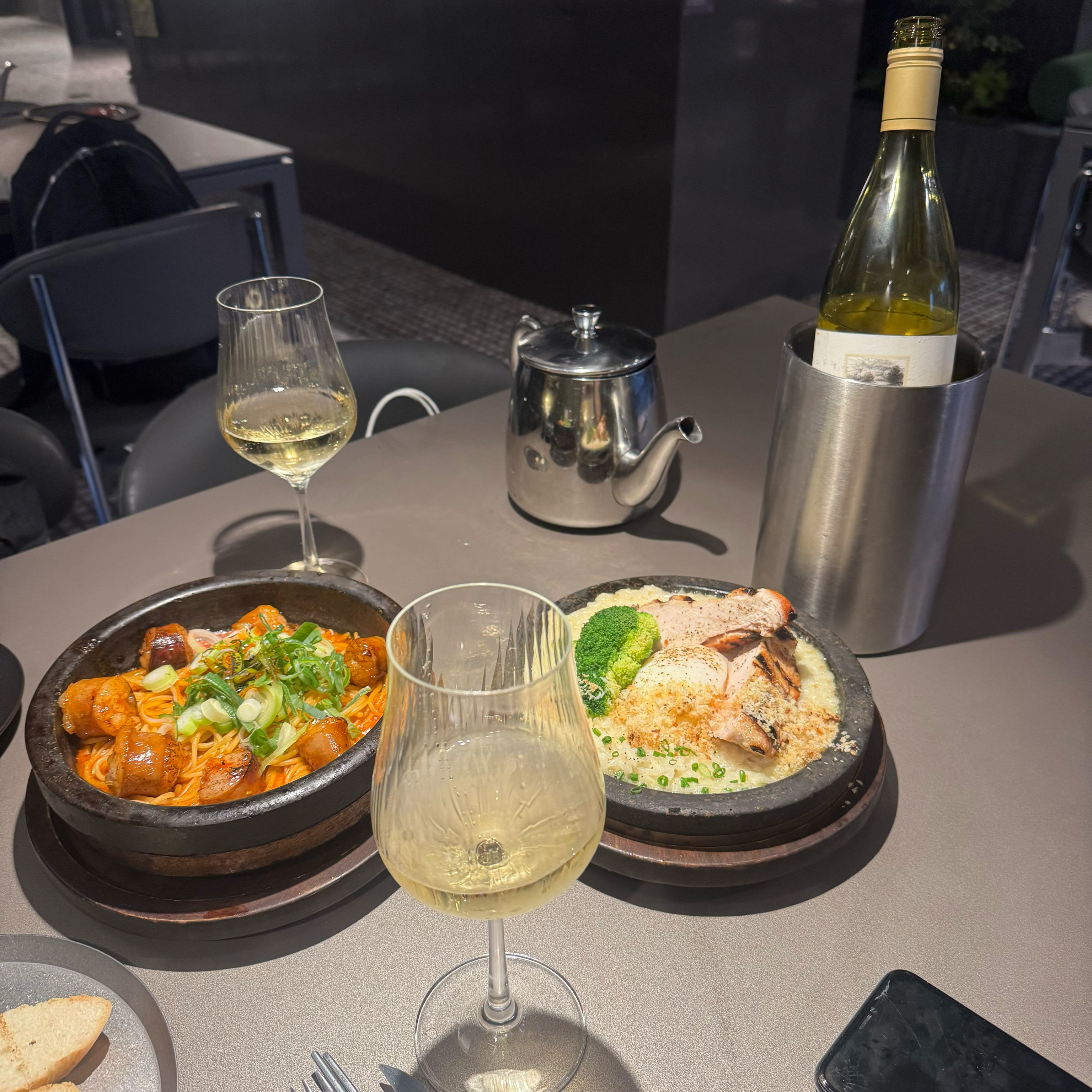 직원분들이 너뮤 친절하시고 음식도 맛잇어용~ 와인도 종류 많아서 좋슴다~ 창가자리 원하시면