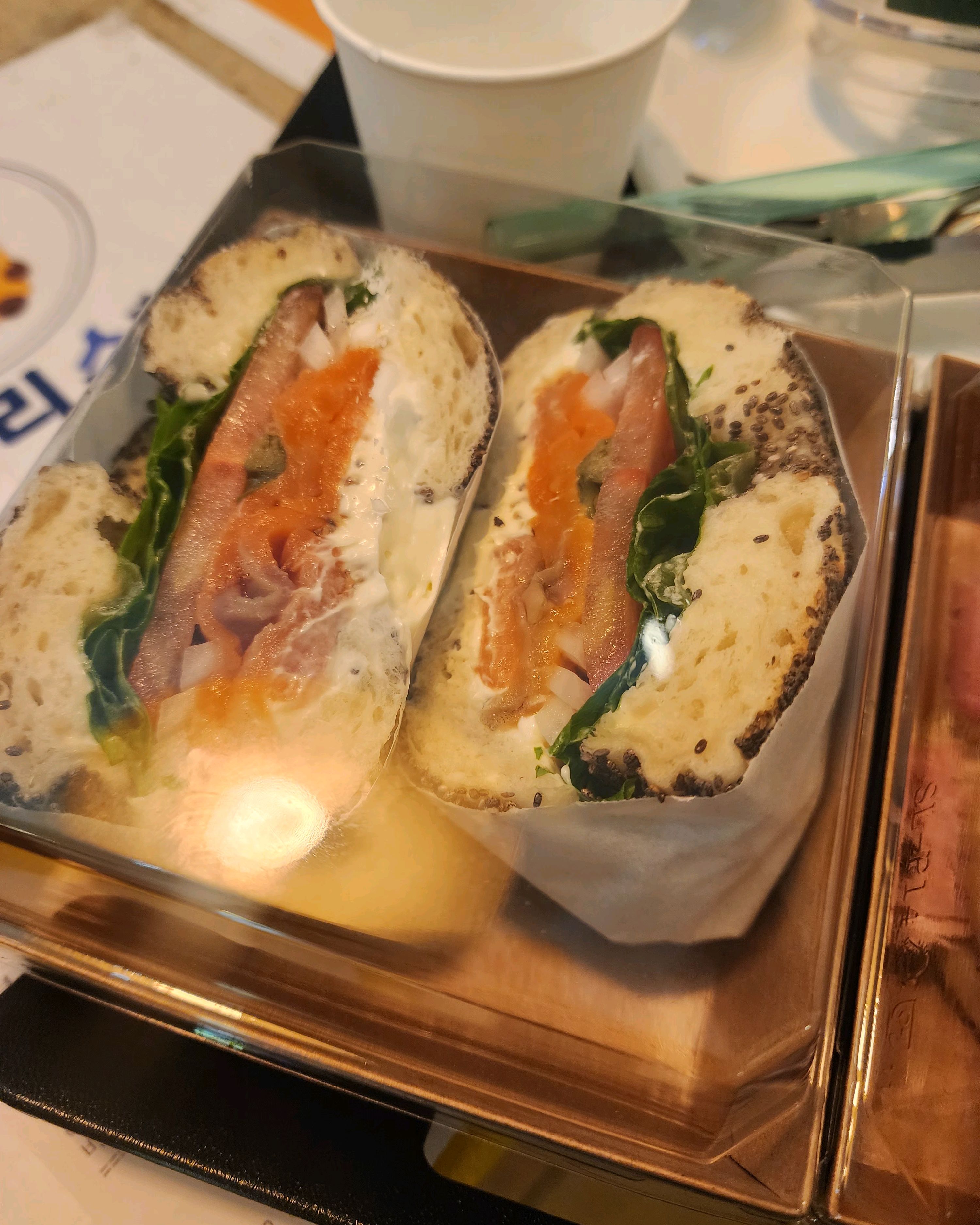 샌드위치 맛있다고해서 왔는데 분위기도 좋고 친절하고 맛있어요!! 시식 코너 베이글도 맛보고