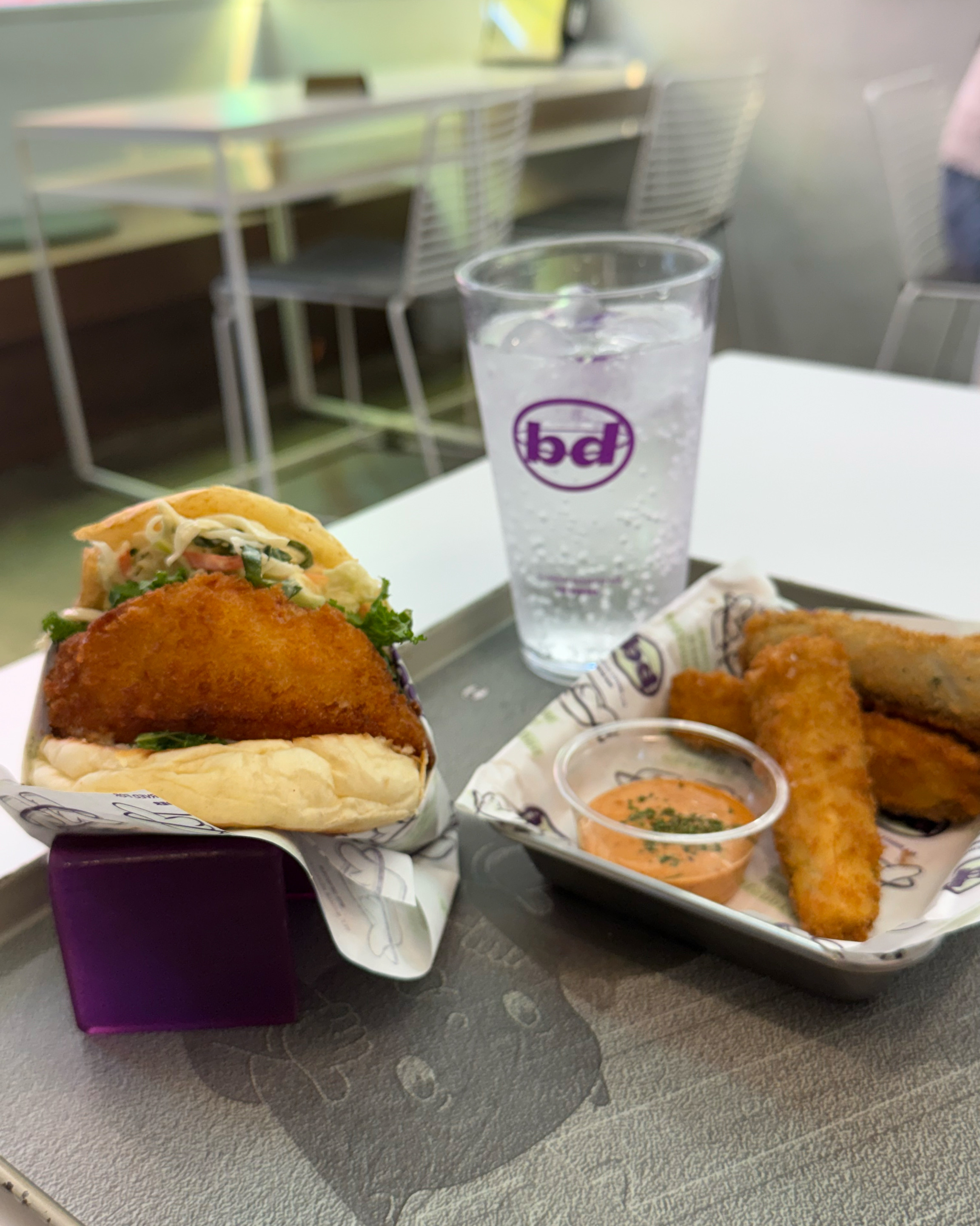 새우패티가 아주 꽉차있어서 맛있습니다~~ - 성수 맛집 bd버거 성수역연무장길 점심저녁
