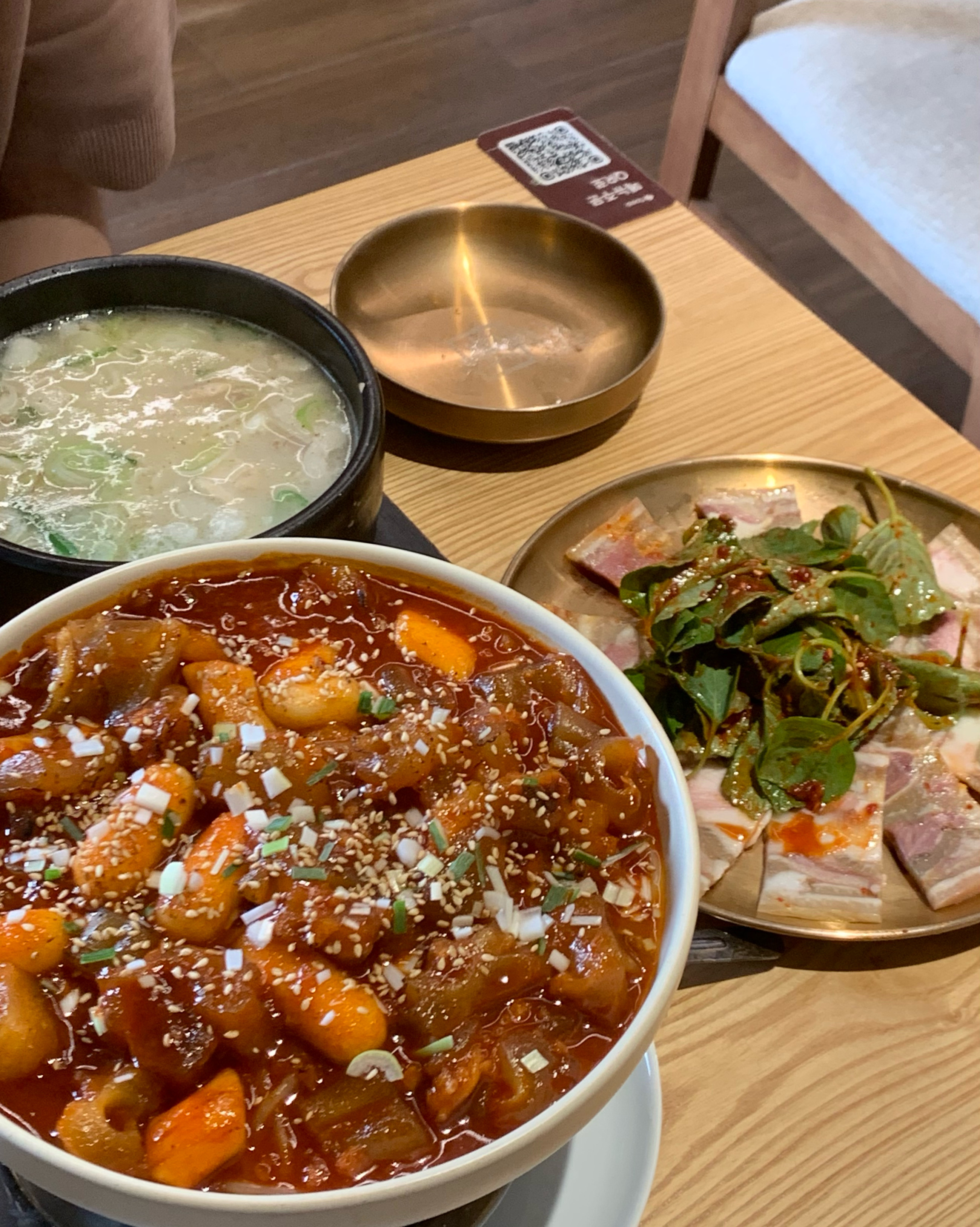 기본적으로 국밥이 진하고 깔끔하게 맛있고, 밑반찬도 아주 적절하게 맛있어요 ~ 편육도 깻잎