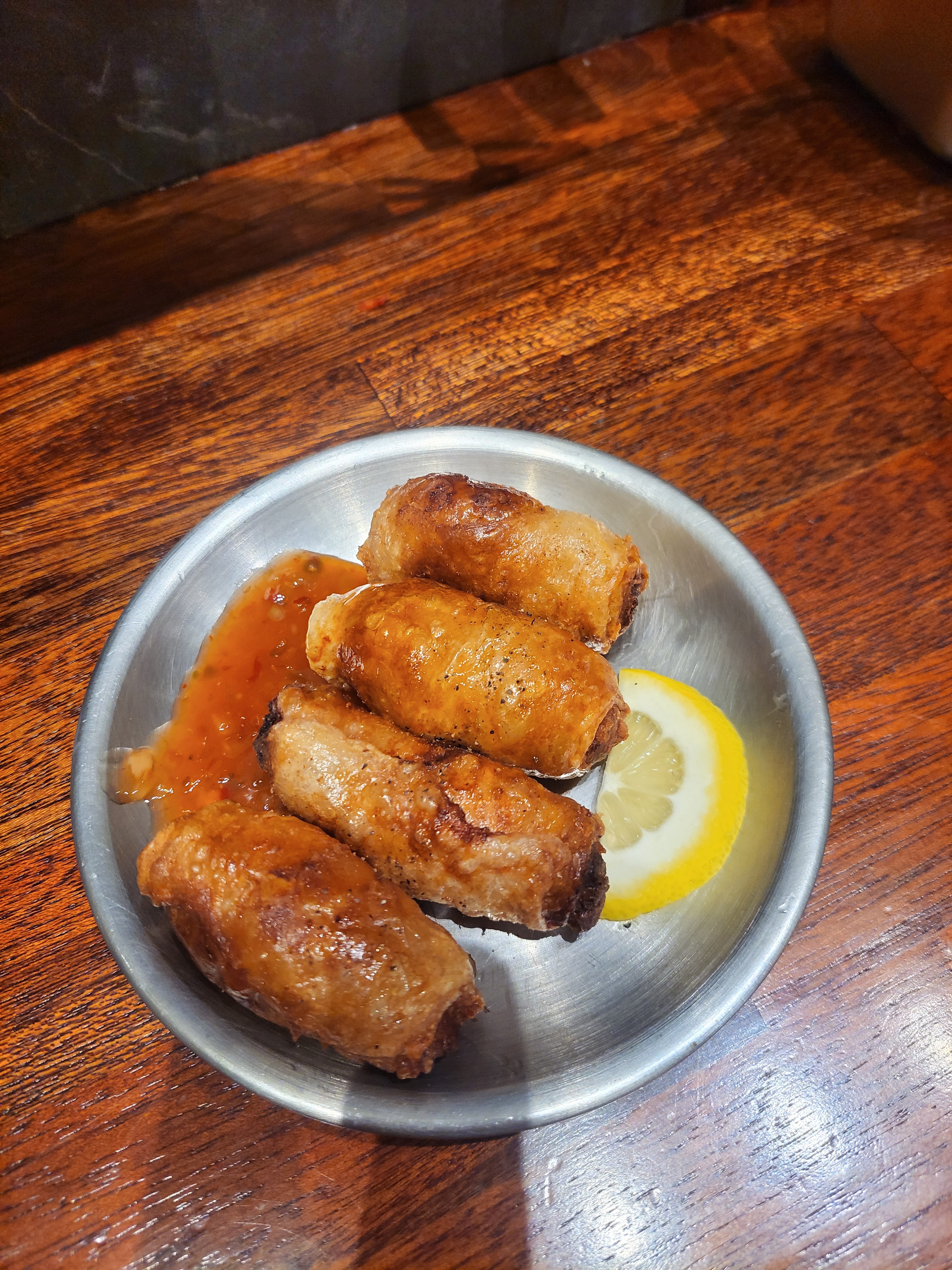 닭껍질교자.... 별미네요... 술안주로 👍 라멘 육수도 느끼하지 않고 맛있게 먹었습니다.