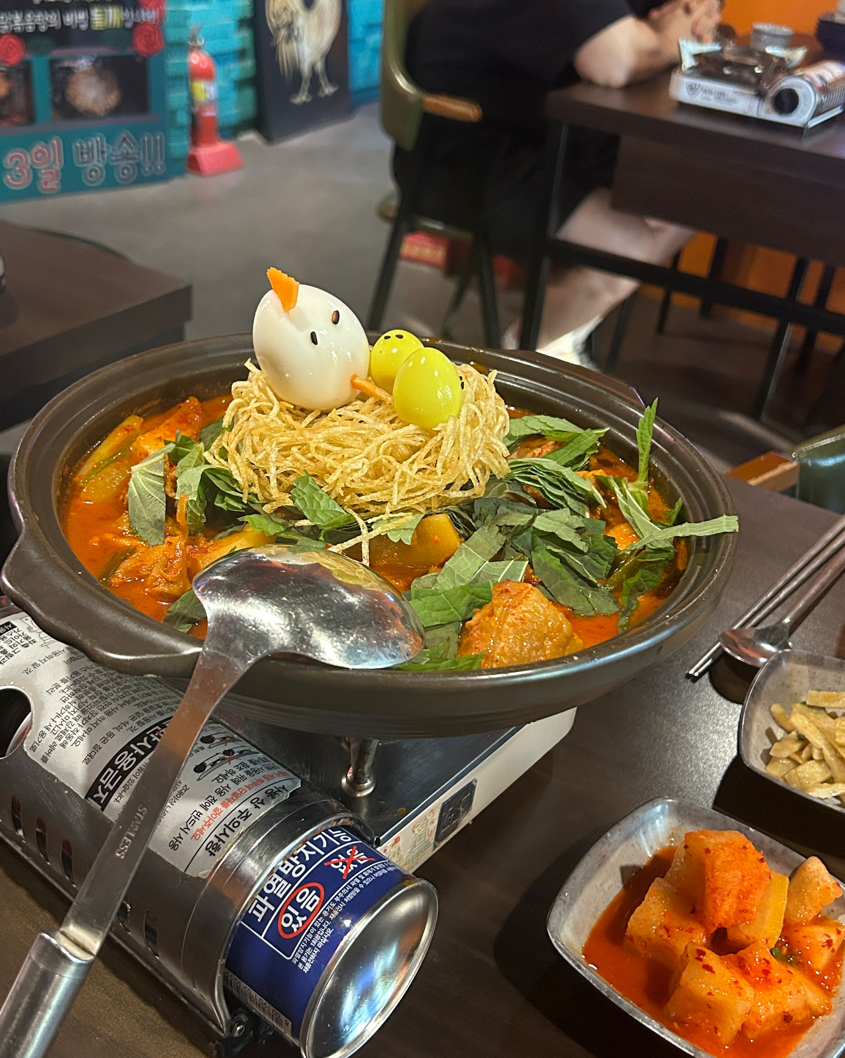 닭볶음탕 너무 귀엽고 맛있어요! - 홍대 맛집 둥지닭볶음탕 홍대점