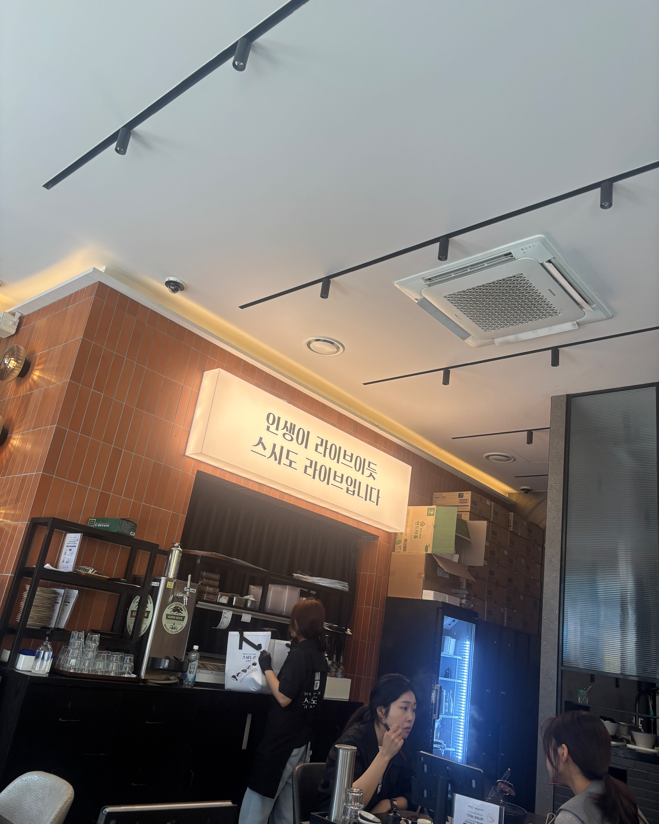 매장이 넓고 쾌적합니다 맛이야 원래 유명하니깐요 - 성수 맛집 스시도쿠 더성수