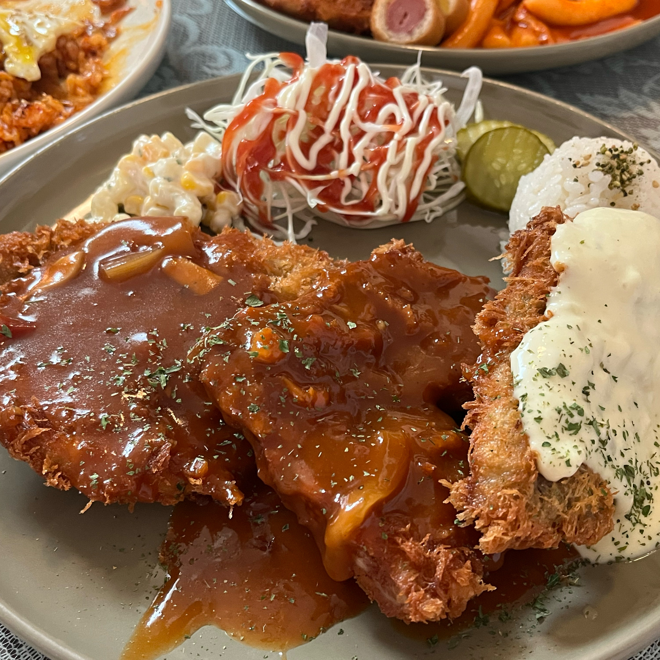 오랜만에 서울와서 먹었는데 너무 맛있어요! 저희가 너무 좋아하는 레트로 감성이라서 분위와