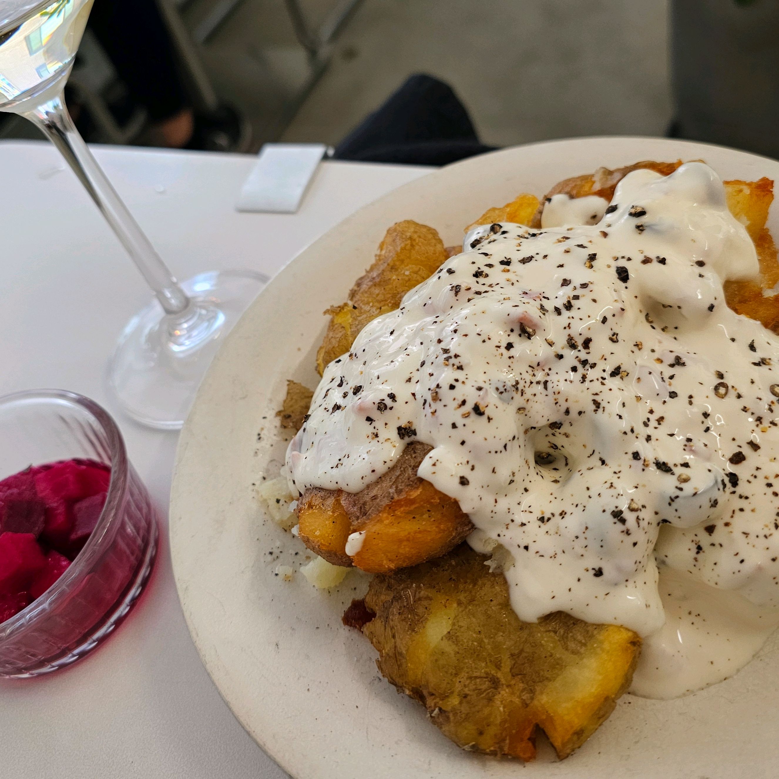 실내분위기도 조용하고 차분해서 친구와 대화하기 너무 좋았어요 - 홍대 맛집 랑트 연남