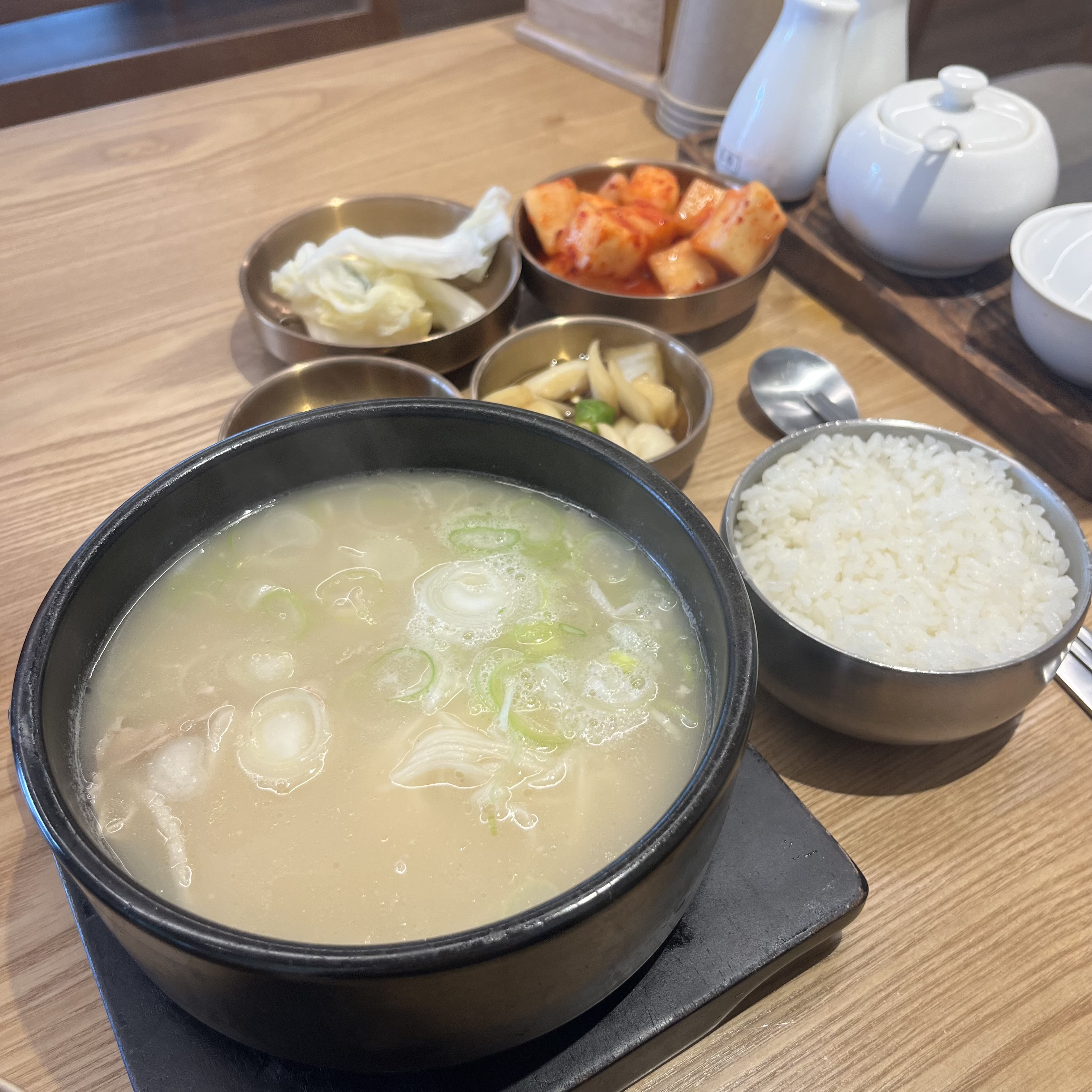 회사 동료분한테 추천받고 해장하러 왔는데, 왜 추천해주셨는지 알겠어요👏 진한국밥 먹었는데,