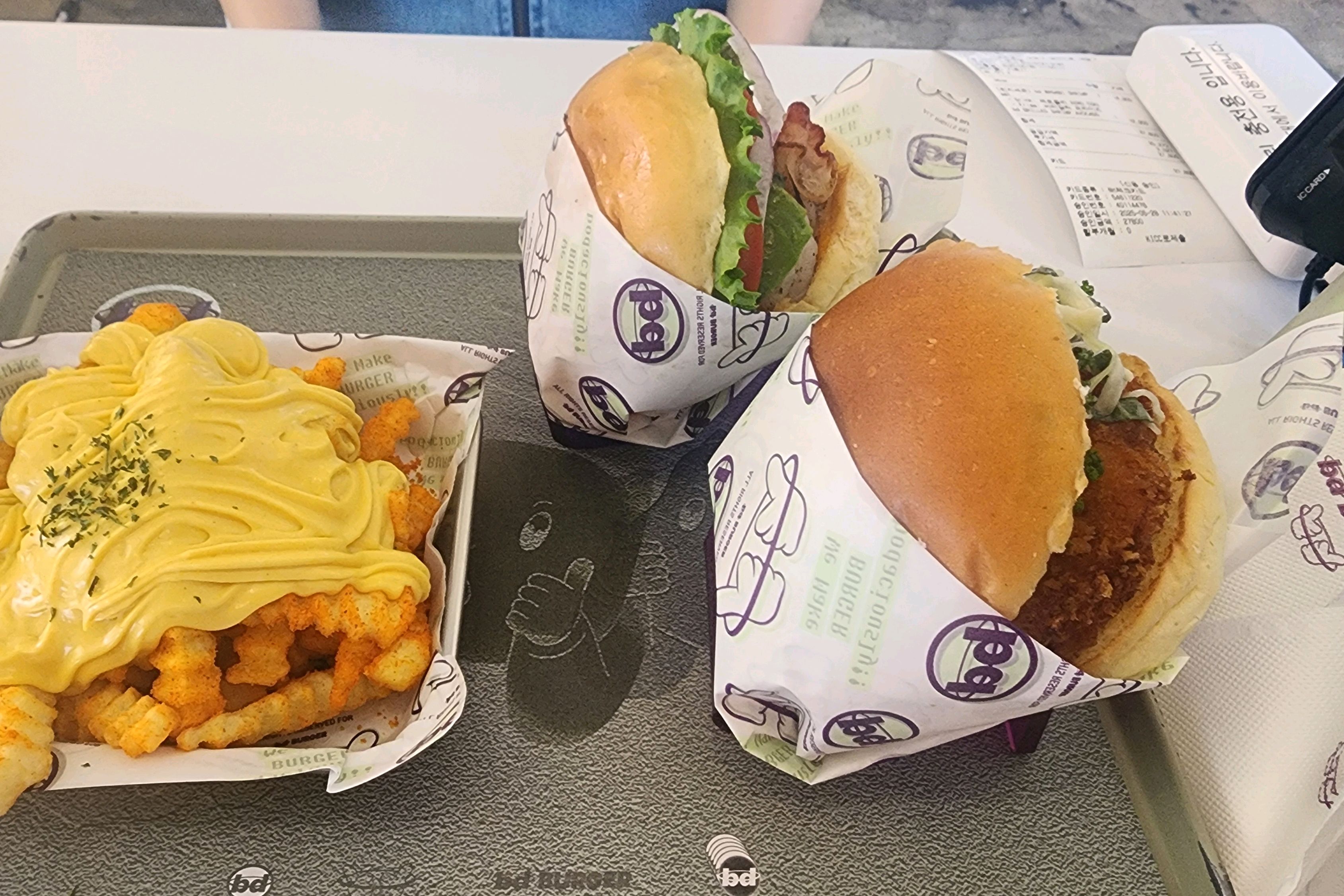 평일 오전 대기 없이 들어왔고 자리도 아직 여유 있네요! 빨리 먹어보고 싶어요~ 시그니쳐 