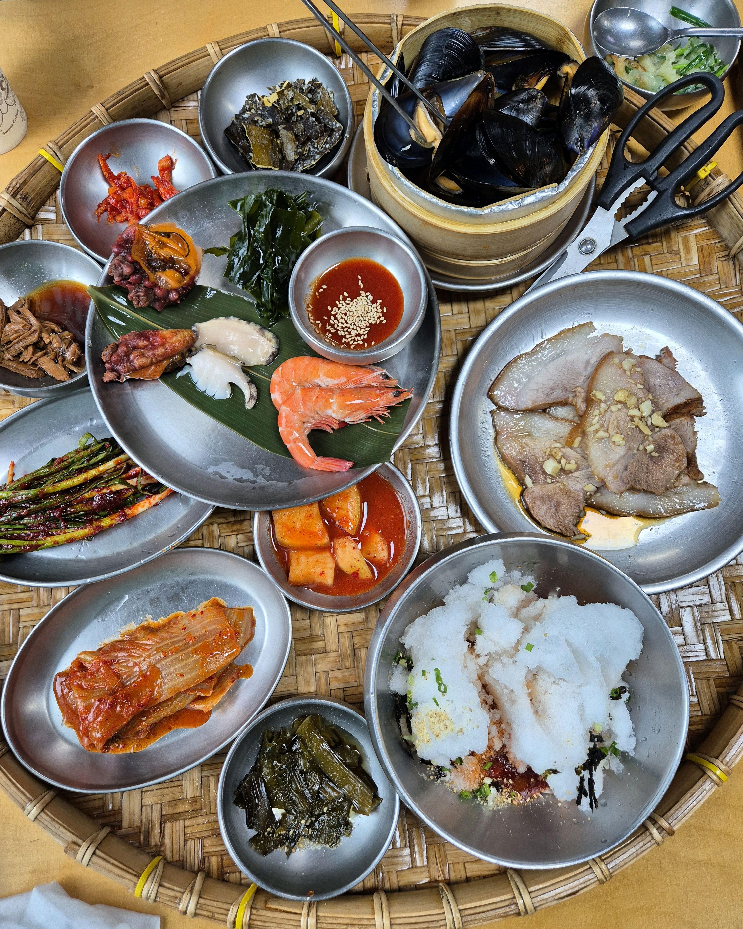 워낙유명세를 타고있는 핫플이라는곳~ 비가오는데도 대기가 엄청길었어요 하지만 기다린보람만큼 