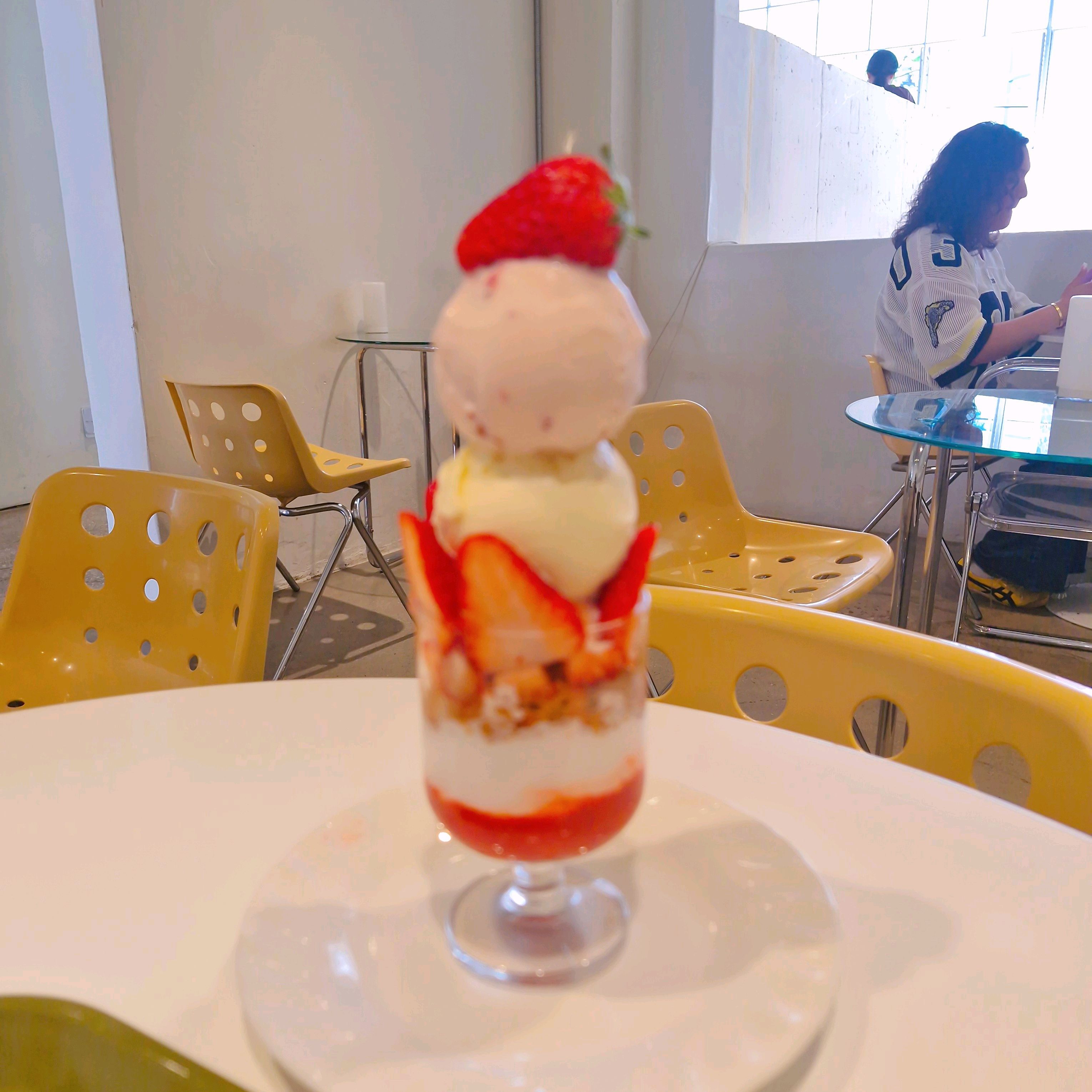 너무너무너무 맛있어요 여기 딸기밭케이크가 정말 맛있구 파르페도 너무너무 맛있었어요!! 음료