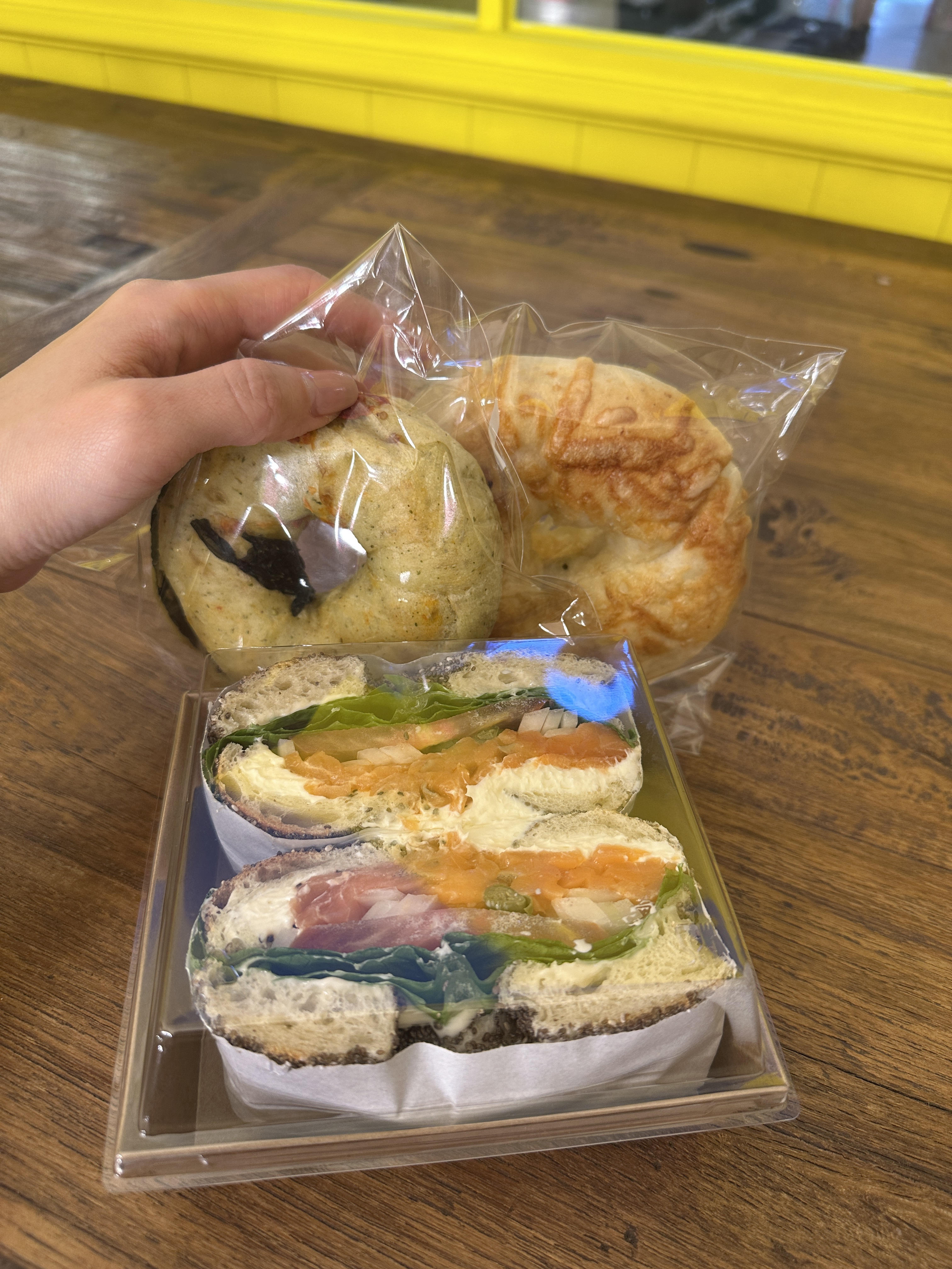 항상 베이컨 포장만 해가다가 매장에서 첨 먹어봐요~! - 홍대 맛집 너구리베이글 합정점