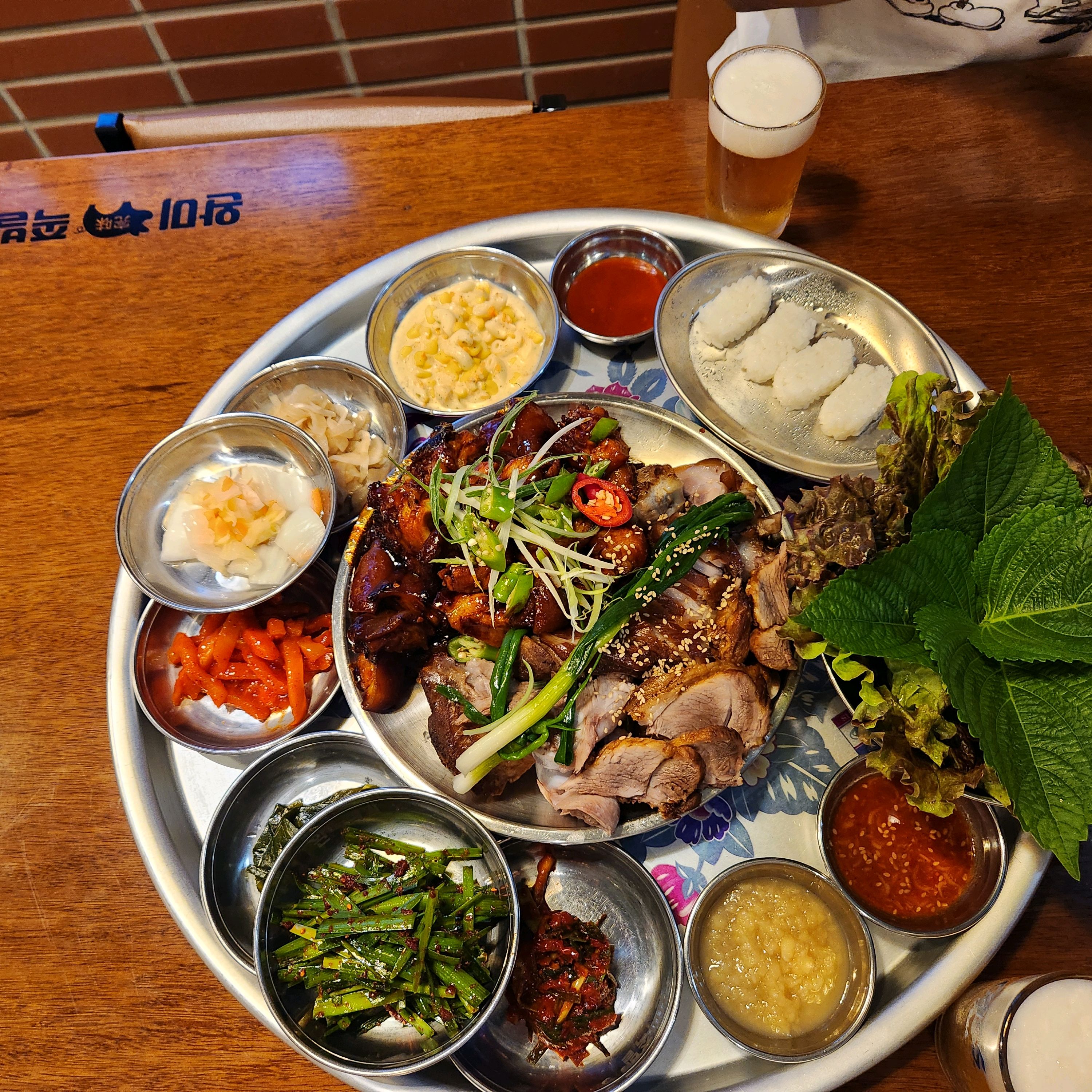 신선한 족발과 다양한 소스의 구성으로 - 부산정관 완미족발 부산정관점