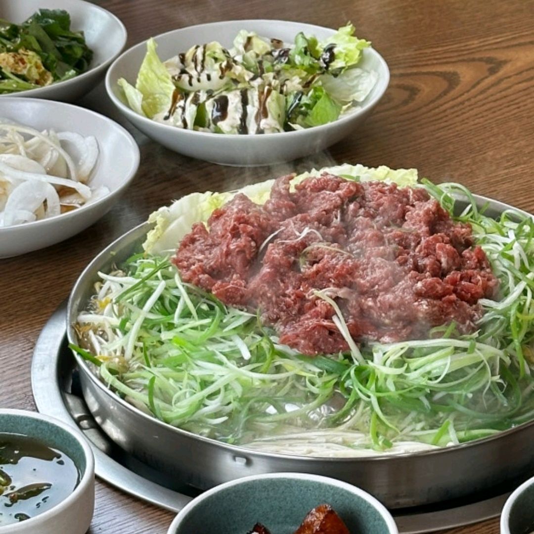 서울식 불고기라 국물 자작하게 나오는데, 맛 진하고 투쁠 고기라 질도 좋았어요. - 부산기장 온당골