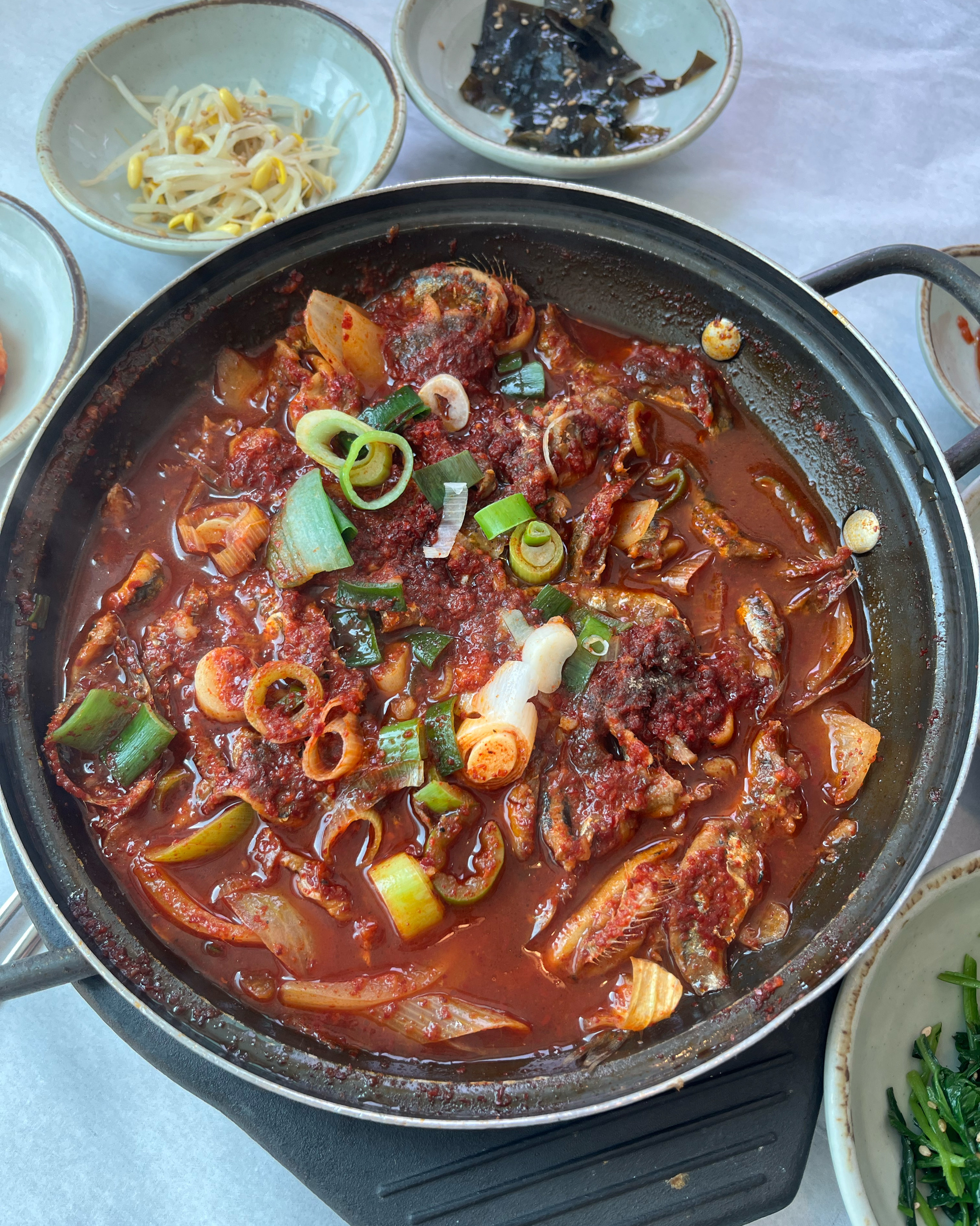 부산 기장에 멸치쌈밥집 맛집으로 검색되서 아침밥먹으러 왔습니다. 바닷가뷰가 보이는 이층식당